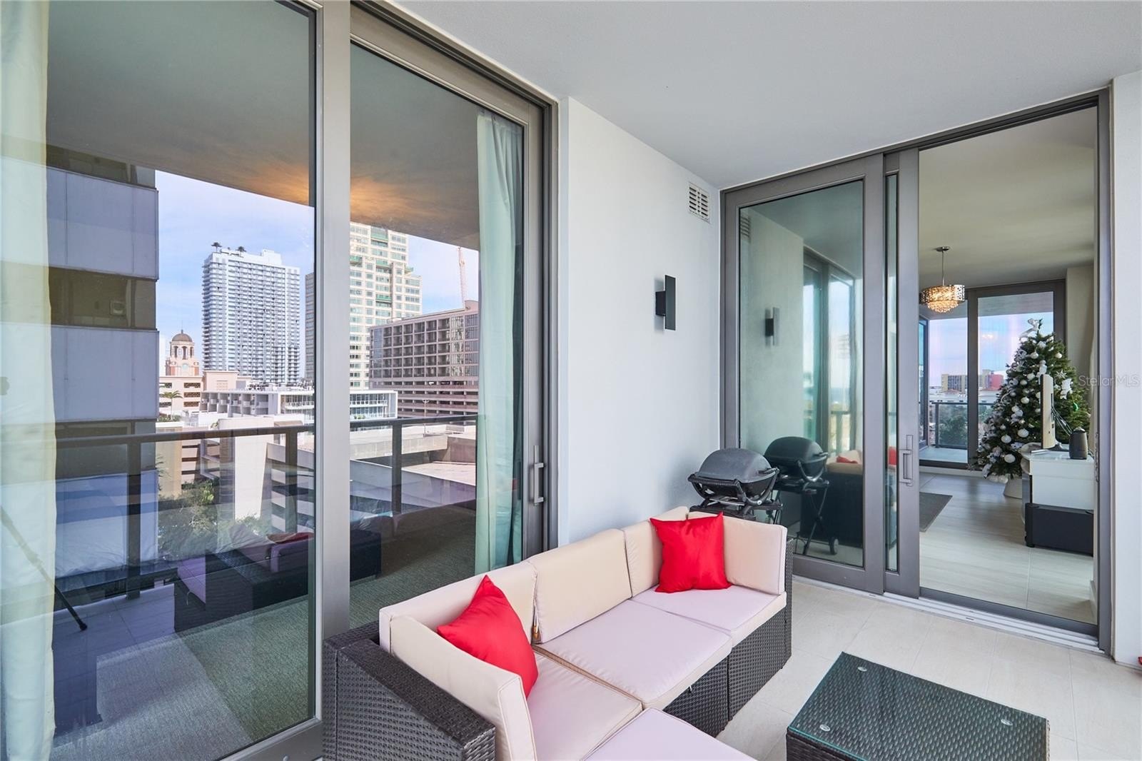 ST PETERSBURG, Florida, 33701, United States, 2 Bedrooms Bedrooms, ,3 BathroomsBathrooms,Residential,For Sale,1981835