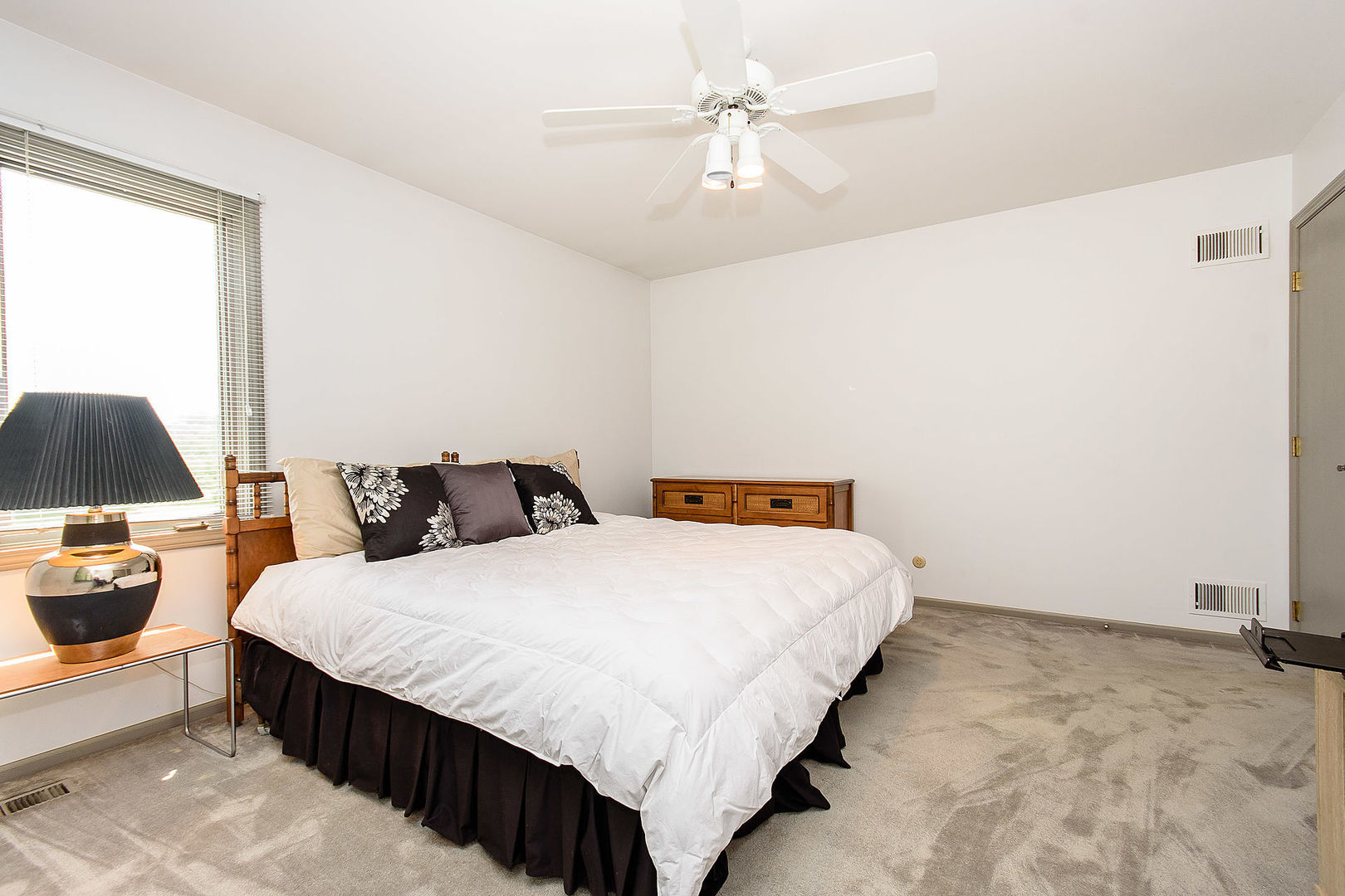 Deerfield, Illinois, 60015, United States, 4 Bedrooms Bedrooms, ,3 BathroomsBathrooms,Residential,For Sale,1866980
