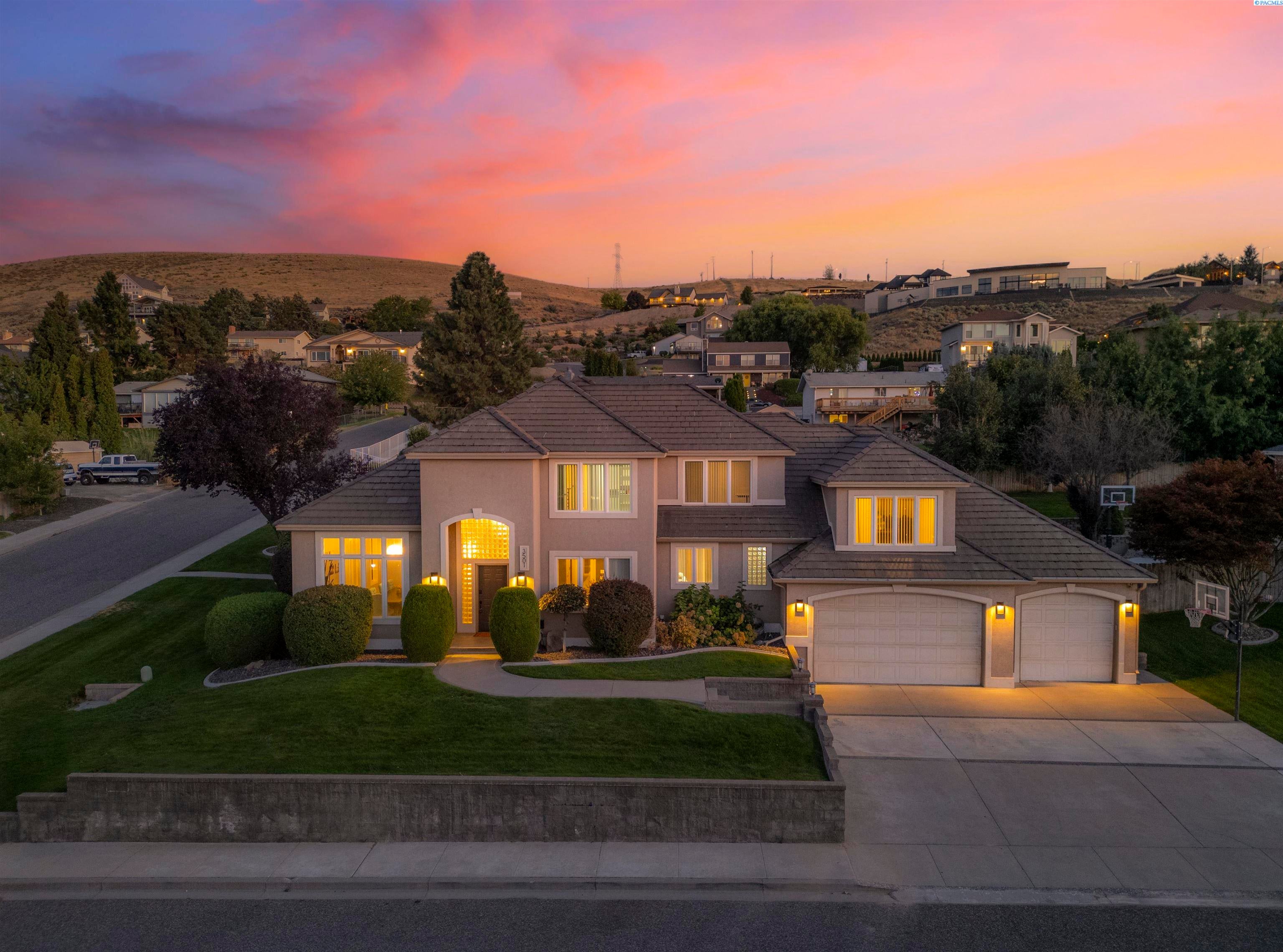 Kennewick, Washington, 99337, United States, 6 Bedrooms Bedrooms, ,4 BathroomsBathrooms,Residential,For Sale,1979182