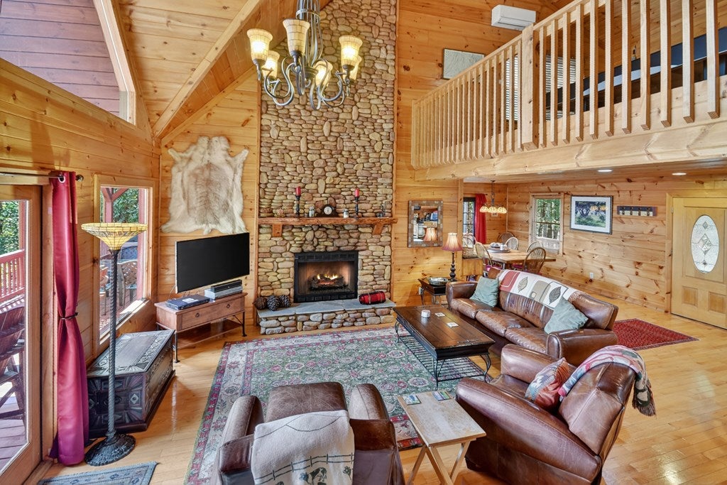 Blue Ridge, Georgia, 30513, United States, 3 Bedrooms Bedrooms, ,3 BathroomsBathrooms,Residential,For Sale,1965953