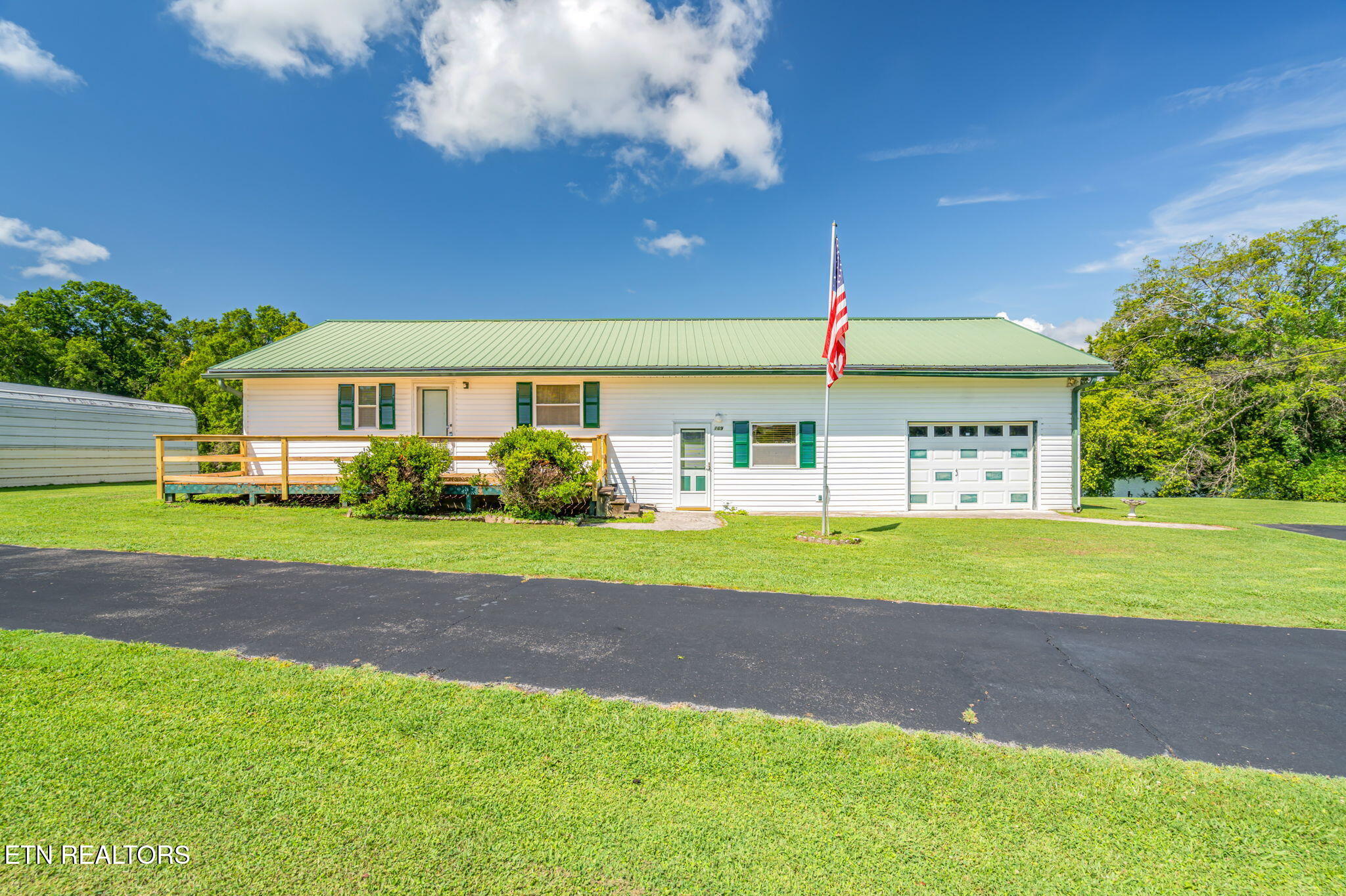 Kingston, Tennessee, 37763, United States, 3 Bedrooms Bedrooms, ,2 BathroomsBathrooms,Residential,For Sale,1891153
