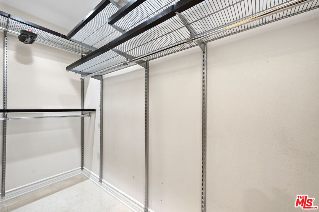 Los Angeles, California, 90056, United States, 5 Bedrooms Bedrooms, ,3 BathroomsBathrooms,Residential,For Sale,1987741