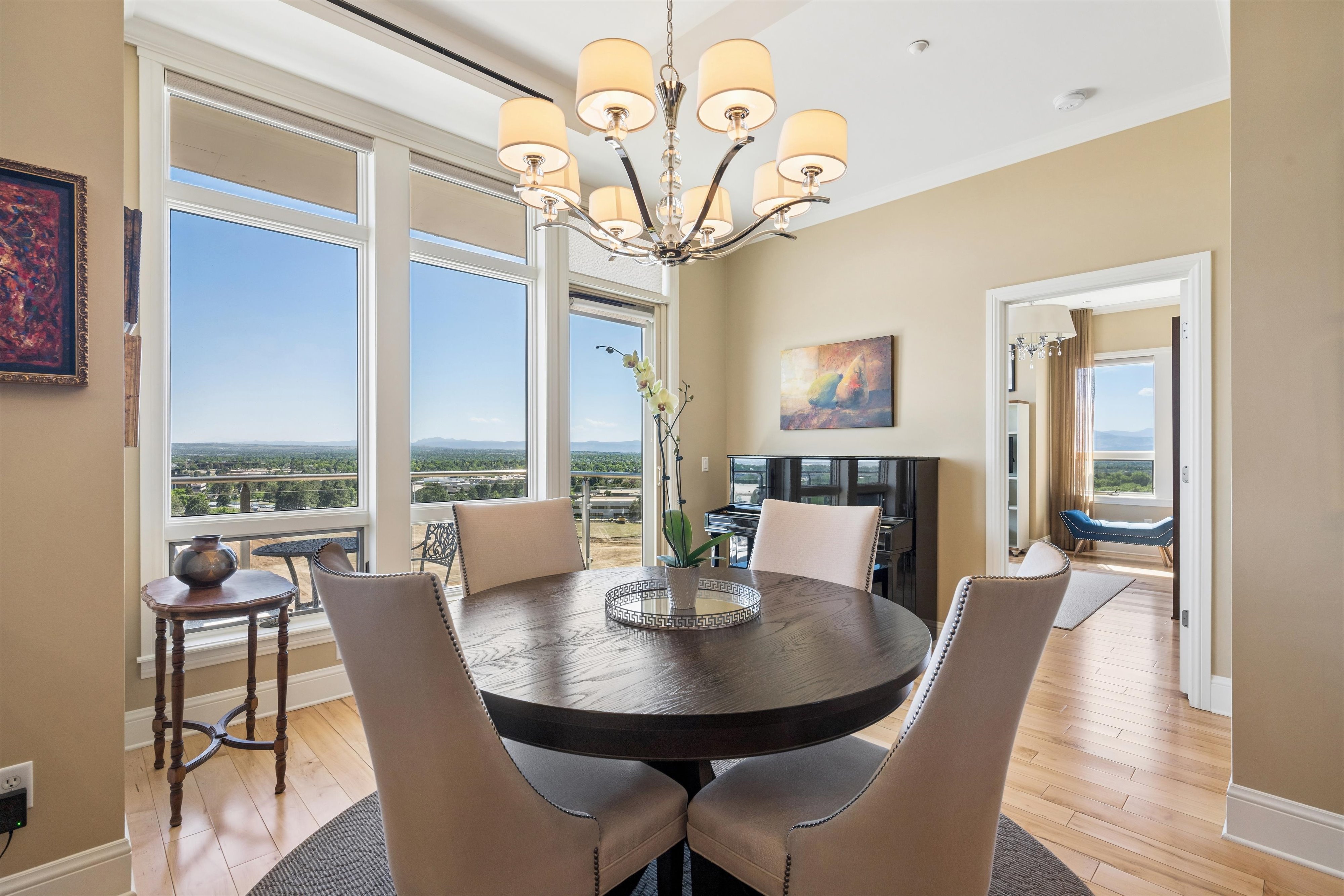  Fantastic 2 Bed/2 Bath End Unit Offering Panoramic Views - 物件實景
