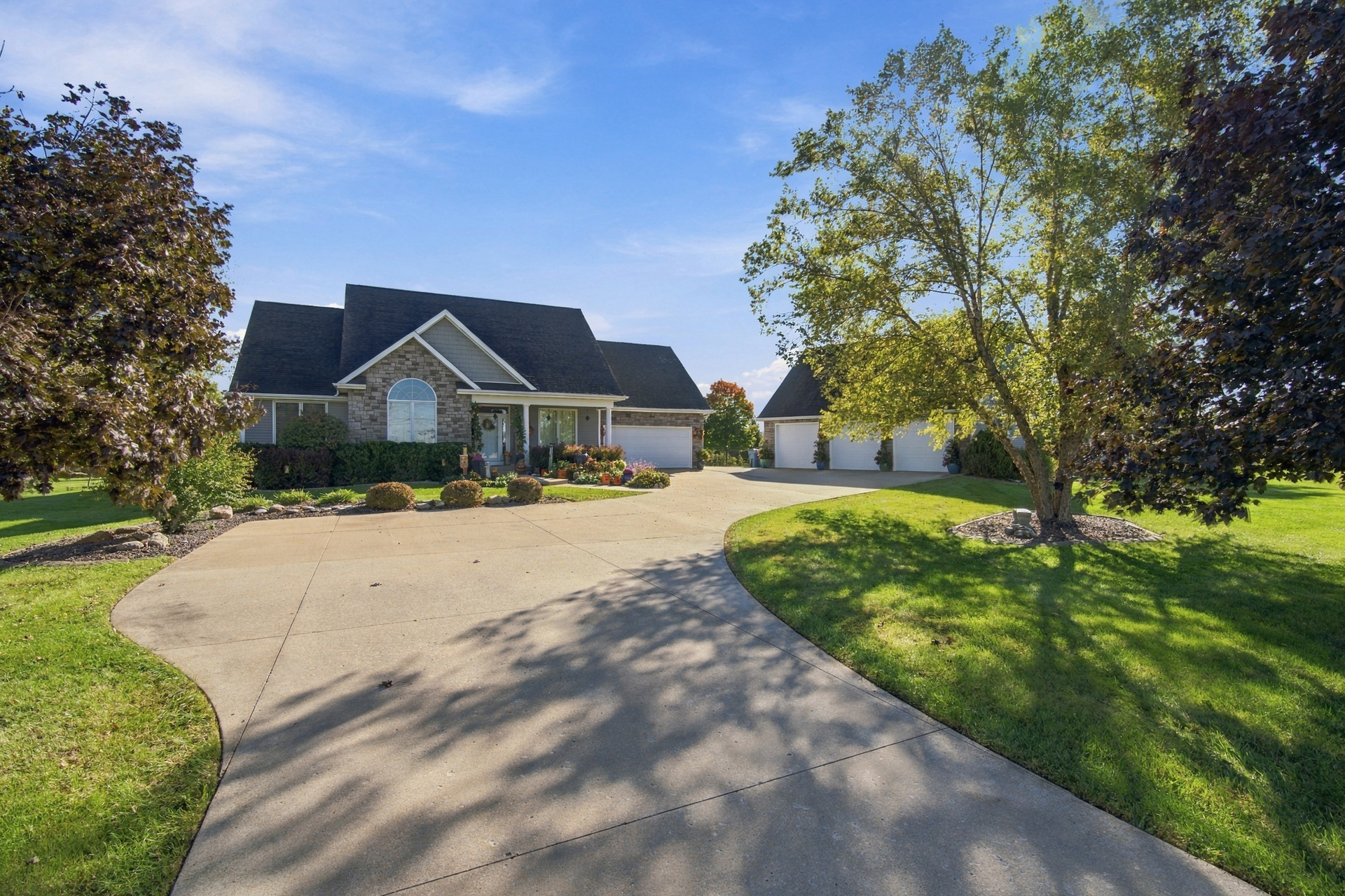 Columbia Ave, Oglesby, IL 61348