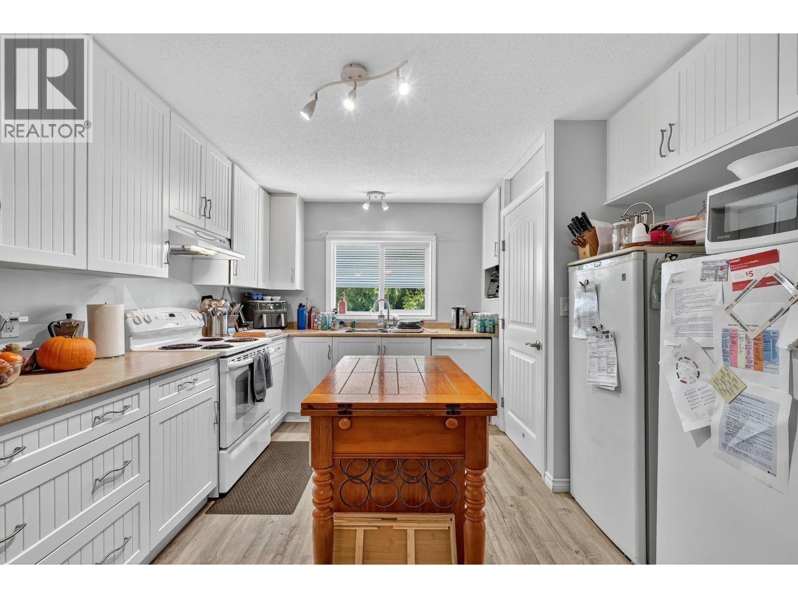 KELOWNA, British Columbia, V1X 1C4, CA, 5 Bedrooms Bedrooms, ,3 BathroomsBathrooms,Residential,For Sale,1948235