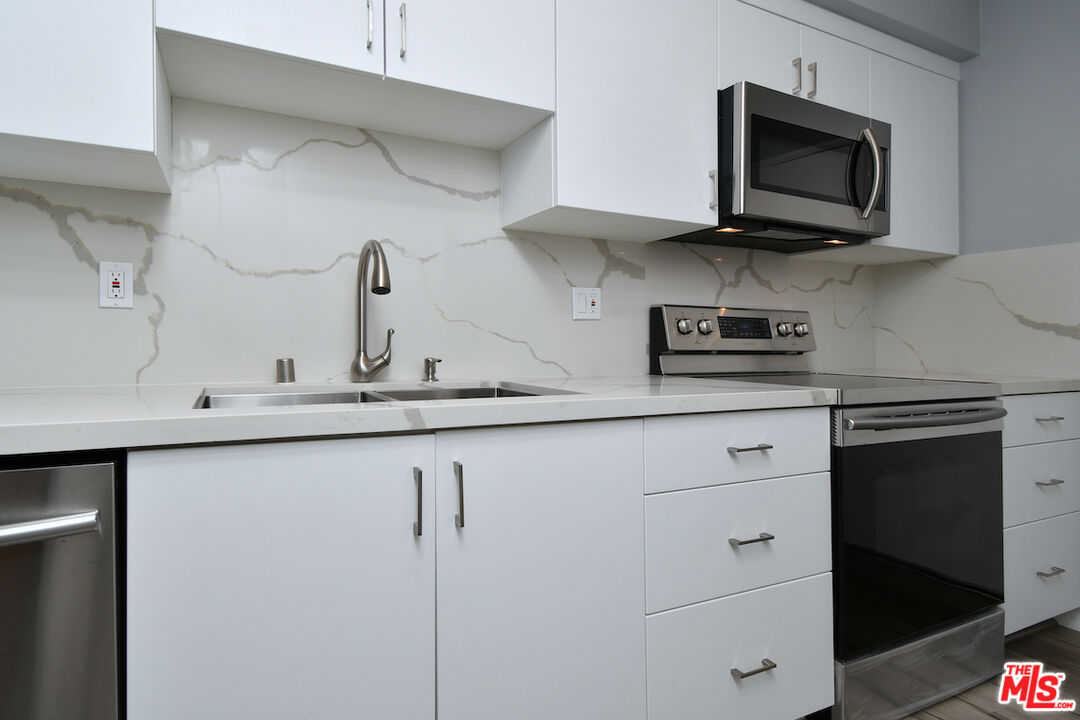 Los Angeles, California, 90077, United States, 2 Bedrooms Bedrooms, ,2 BathroomsBathrooms,Residential,For Sale,1919812