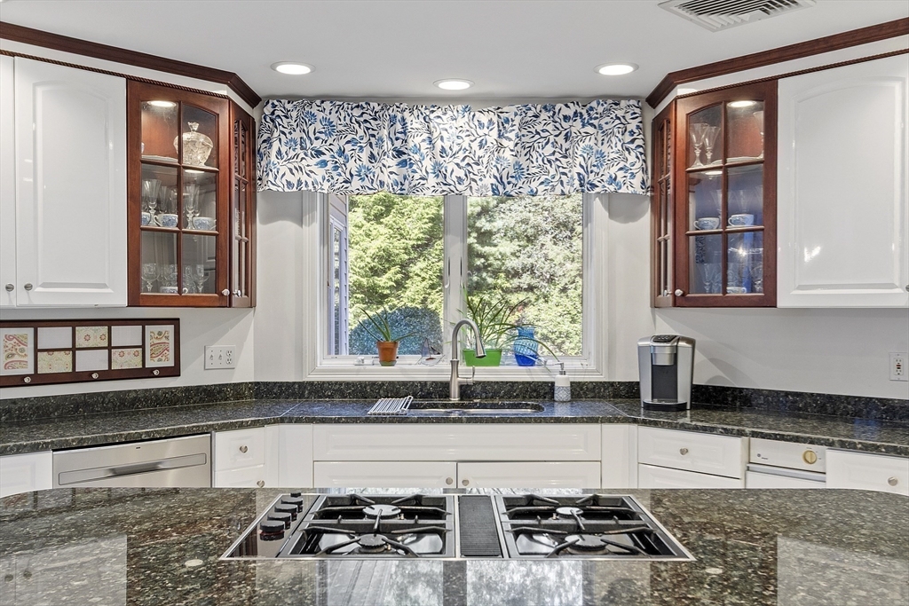 Middleton, Massachusetts, 01949, United States, 4 Bedrooms Bedrooms, ,4 BathroomsBathrooms,Residential,For Sale,1900627