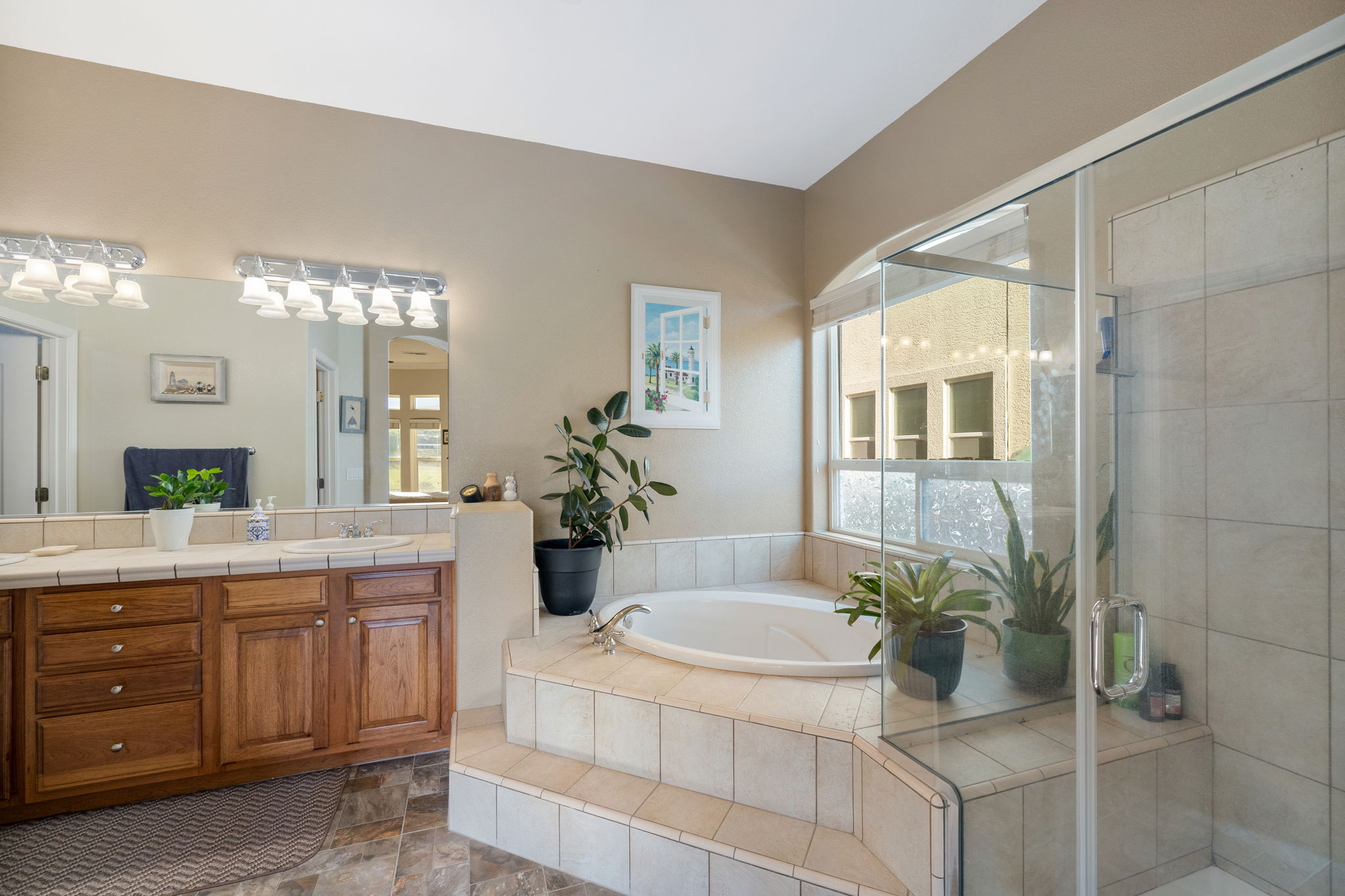  Refined Minden Living with Designer Touches and Captivating Mountain Views - 物件實景