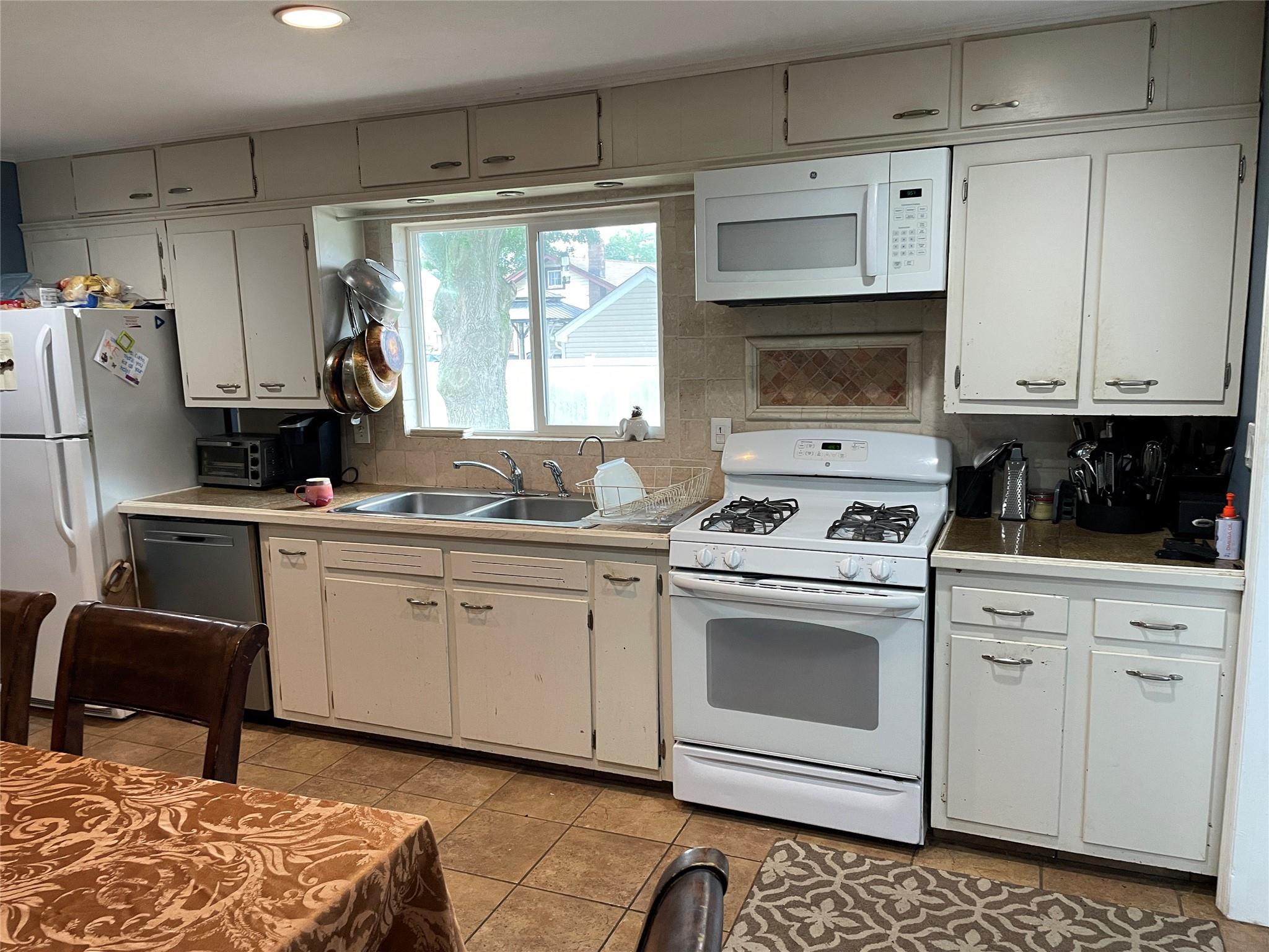 Lindenhurst, New York, 11757, United States, 3 Bedrooms Bedrooms, ,2 BathroomsBathrooms,Residential,For Sale,1920601