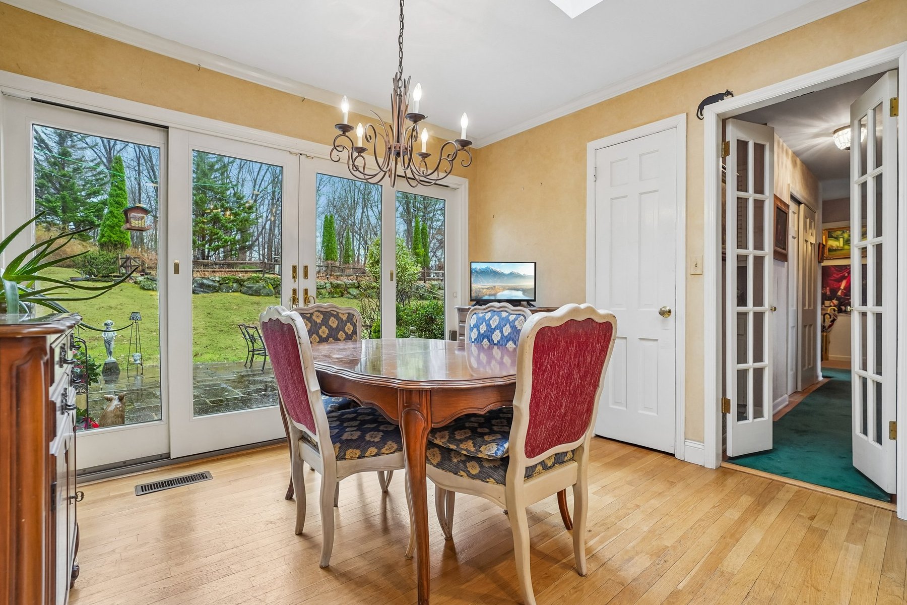  Classic Center Hall Colonial Privately Set on 1.2 Acres - 物件實景