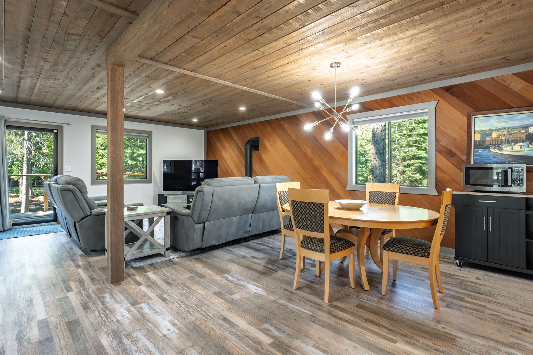  Loved and Cared For West Shore Home with Large Detached Garage and ADU Potential - 物件實景