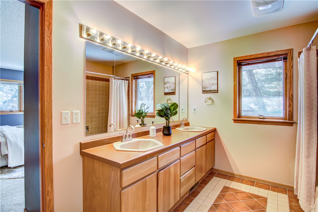 Eau Claire, Wisconsin, 54701, United States, 5 Bedrooms Bedrooms, ,4 BathroomsBathrooms,Residential,For Sale,1841509