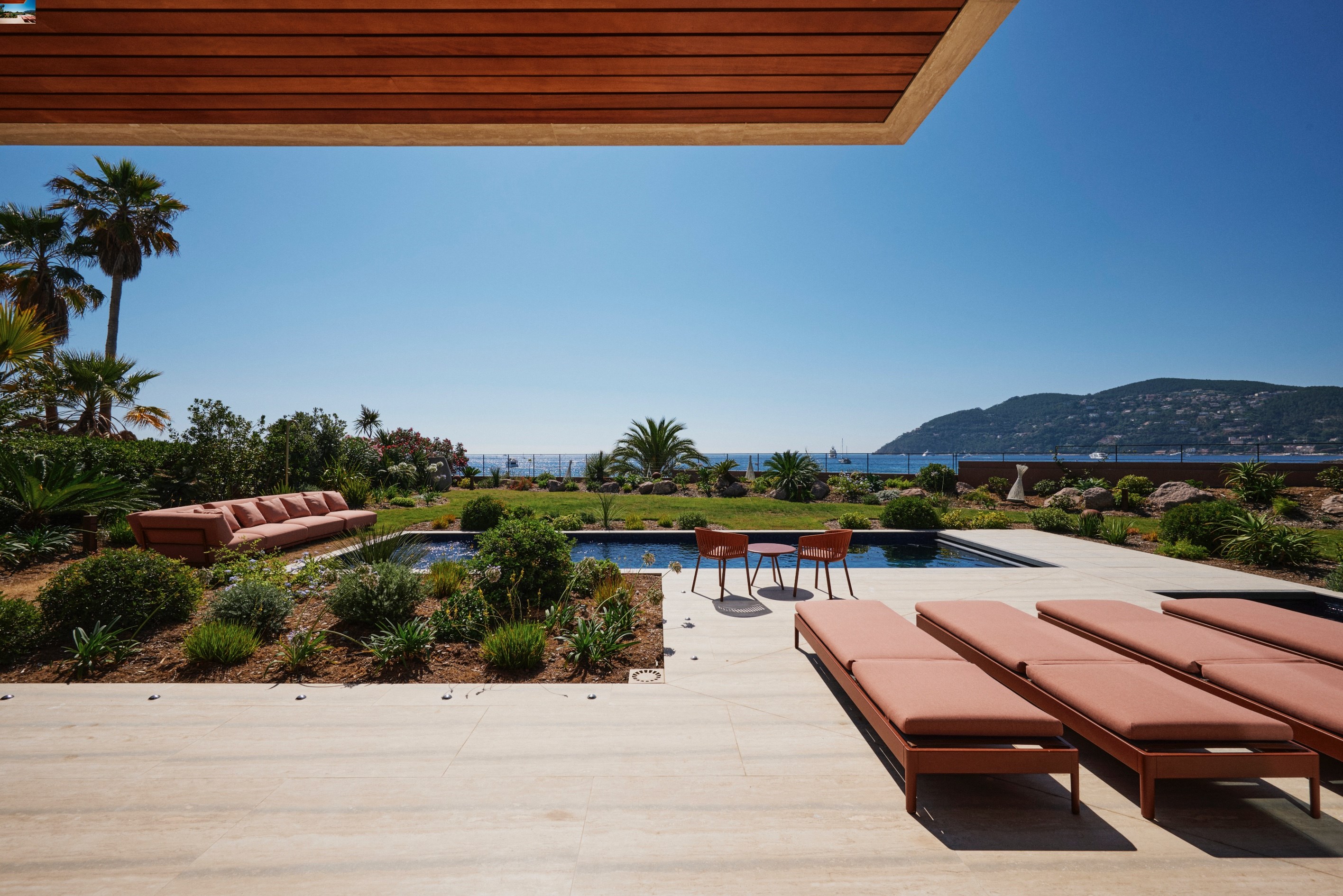  Mandelieu-la-Napoule, contemporary seafront villa with pool and Mediterranean v… - 物件實景