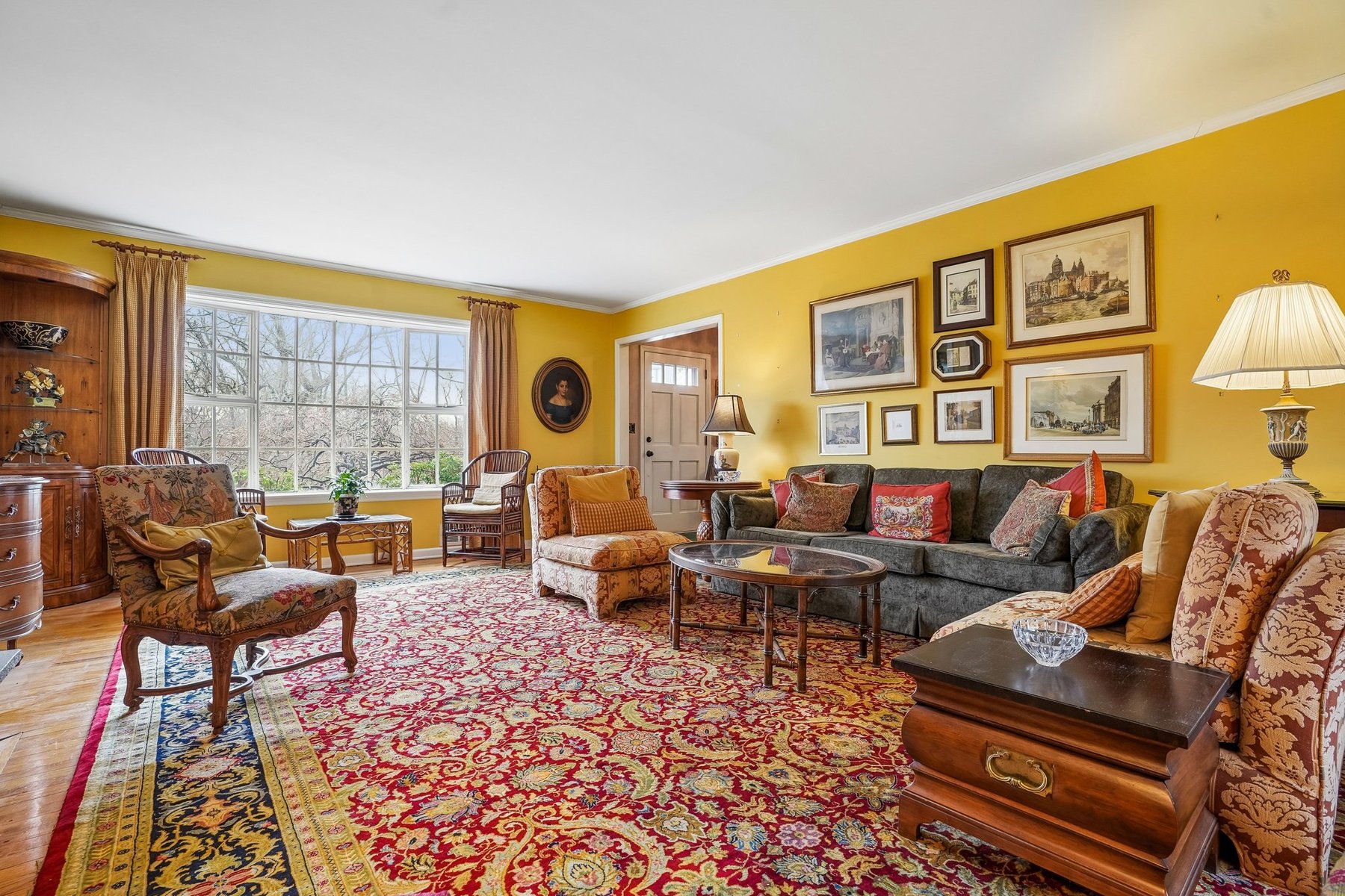  Classic Center Hall Colonial Privately Set on 1.2 Acres - 物件實景