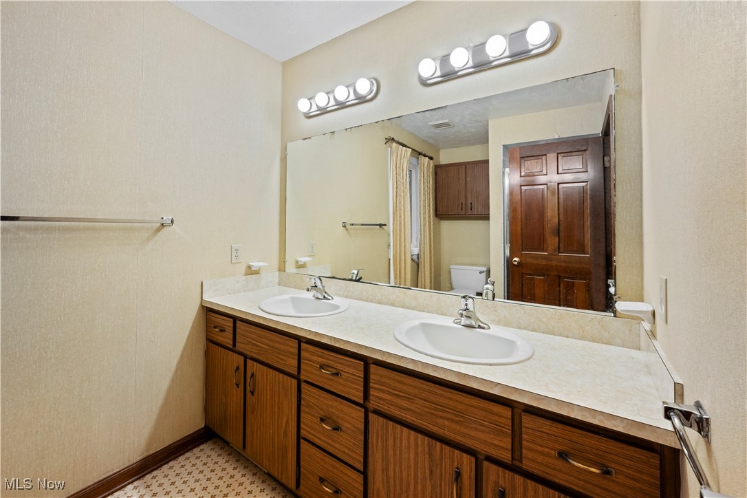 Novelty, Ohio, 44072, United States, 4 Bedrooms Bedrooms, ,3 BathroomsBathrooms,Residential,For Sale,1997729