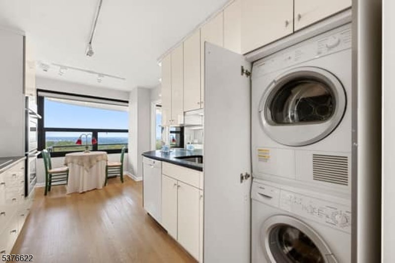 Verona Twp., New Jersey, 07044, United States, 2 Bedrooms Bedrooms, ,2 BathroomsBathrooms,Residential,For Sale,1976257