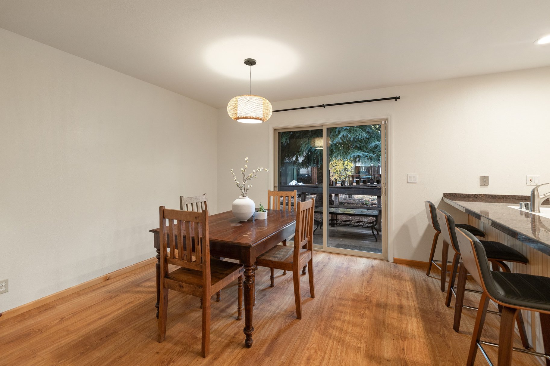  Updated and Well Located Lake Forest Glen Condo - 物件實景
