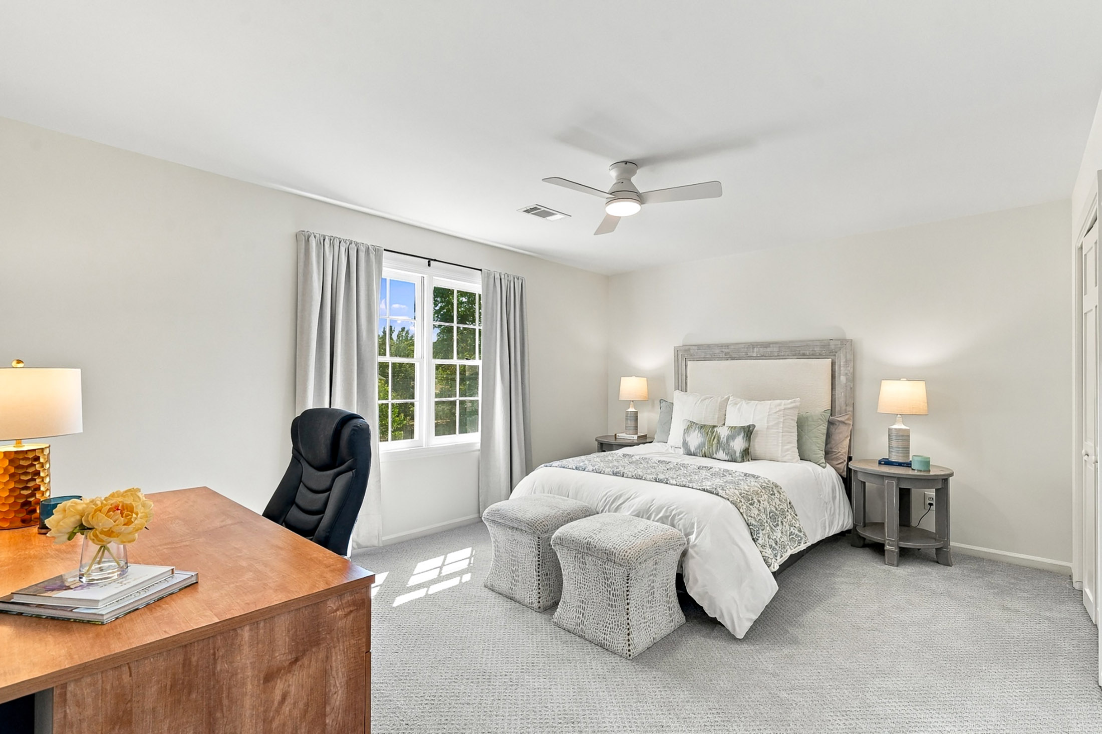  Classic Colonial Charm Meets Beautifully Updated Interiors - 物件實景