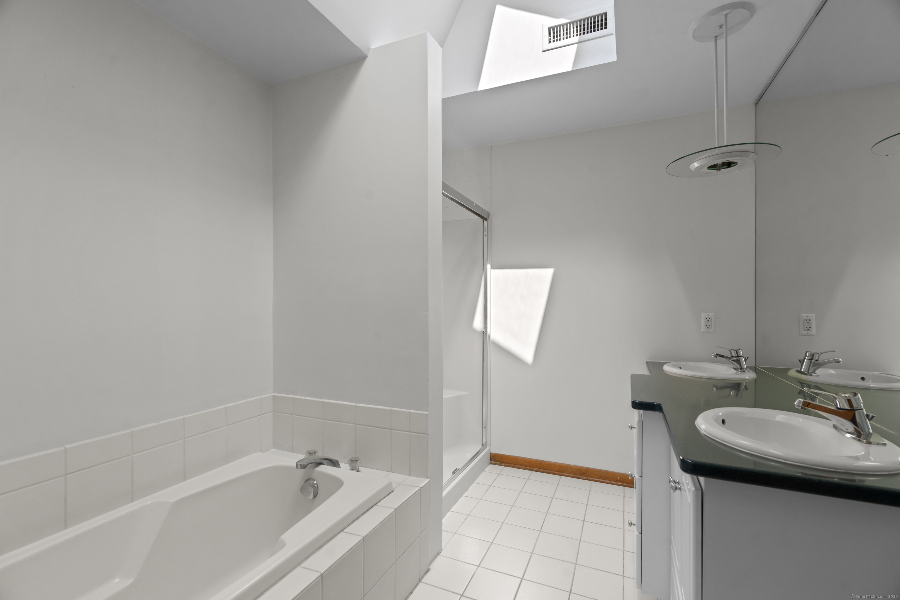 Branford, Connecticut, 06405, United States, 3 Bedrooms Bedrooms, ,3 BathroomsBathrooms,Residential,For Sale,1912319