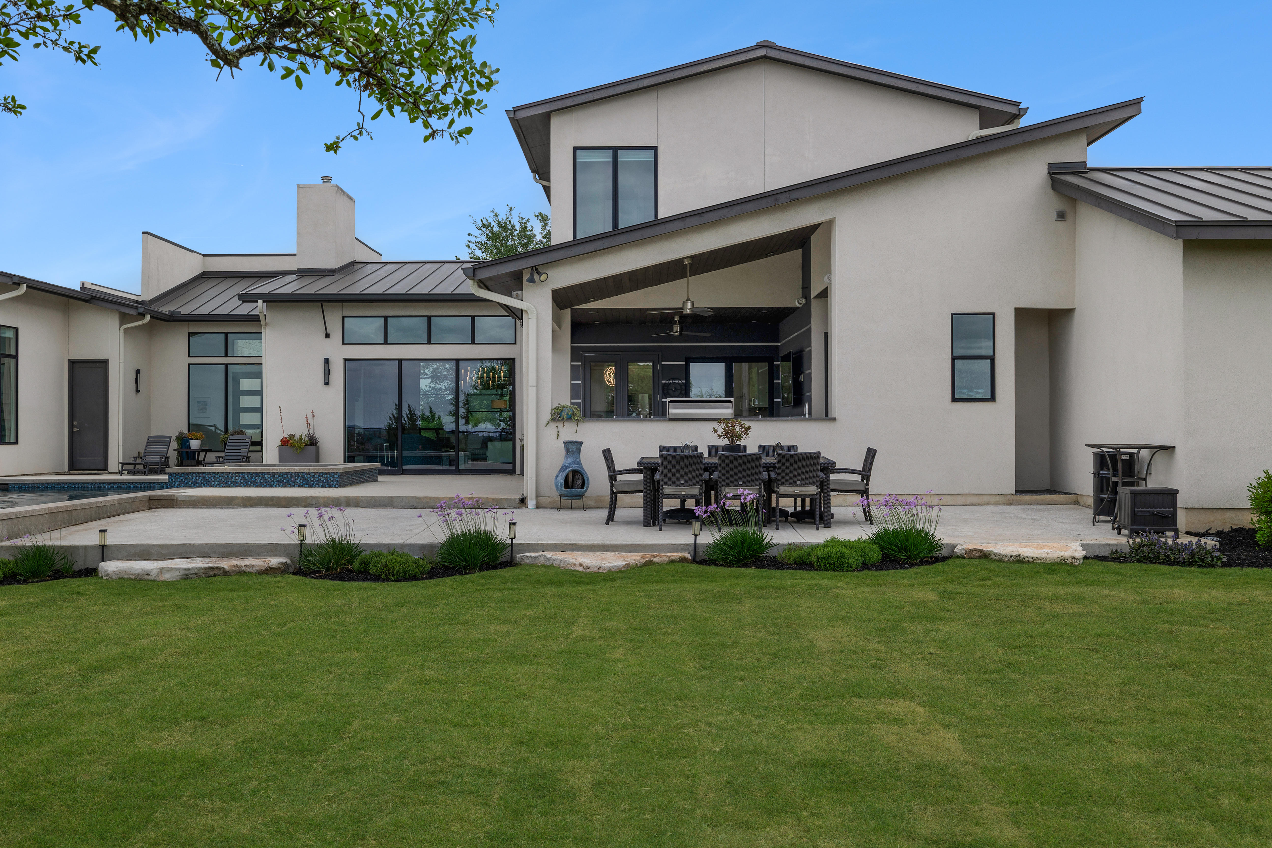  Custom Contemporary with Designer Finishes - 物件實景