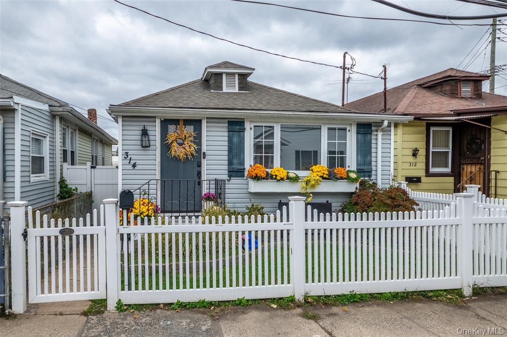 Bronx, New York, 10464, United States, 2 Bedrooms Bedrooms, ,1 BathroomBathrooms,Residential,For Sale,1975027