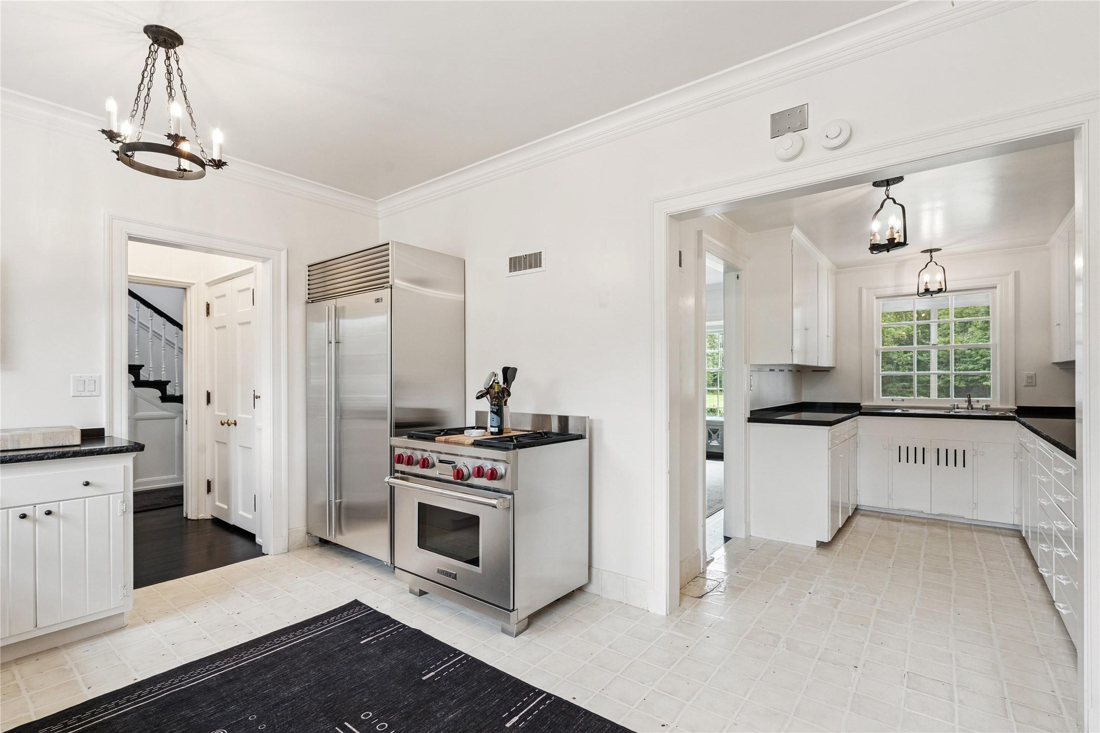 Des Moines, Iowa, 50312, United States, 4 Bedrooms Bedrooms, ,4 BathroomsBathrooms,Residential,For Sale,1942585