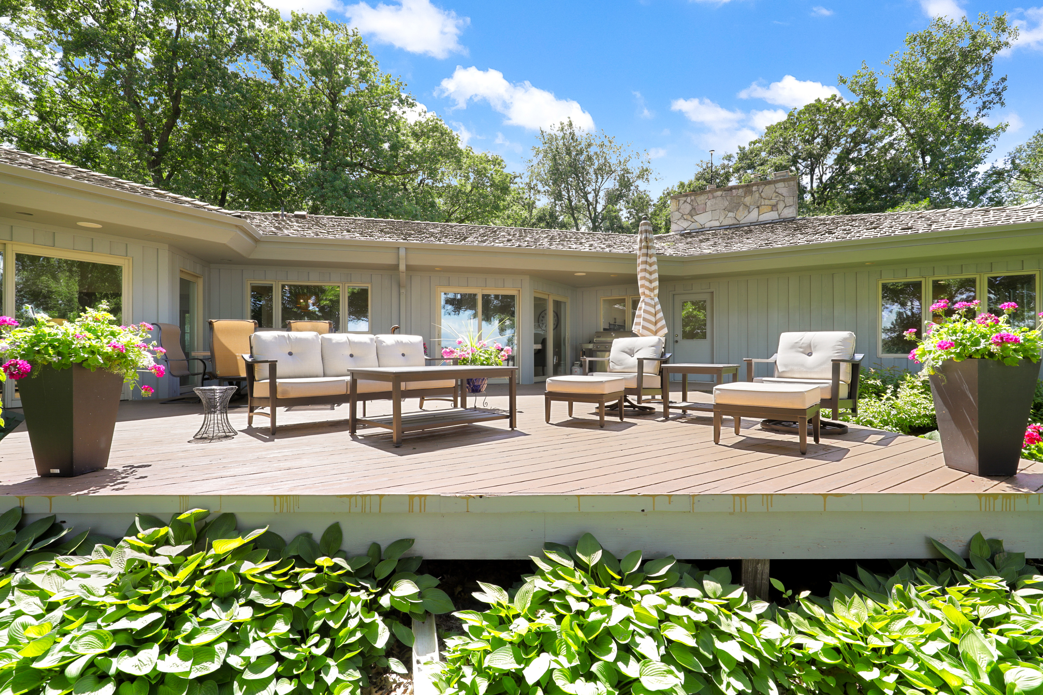  Lakeside Luxury with Timeless Charm and Modern Touches - 物件實景