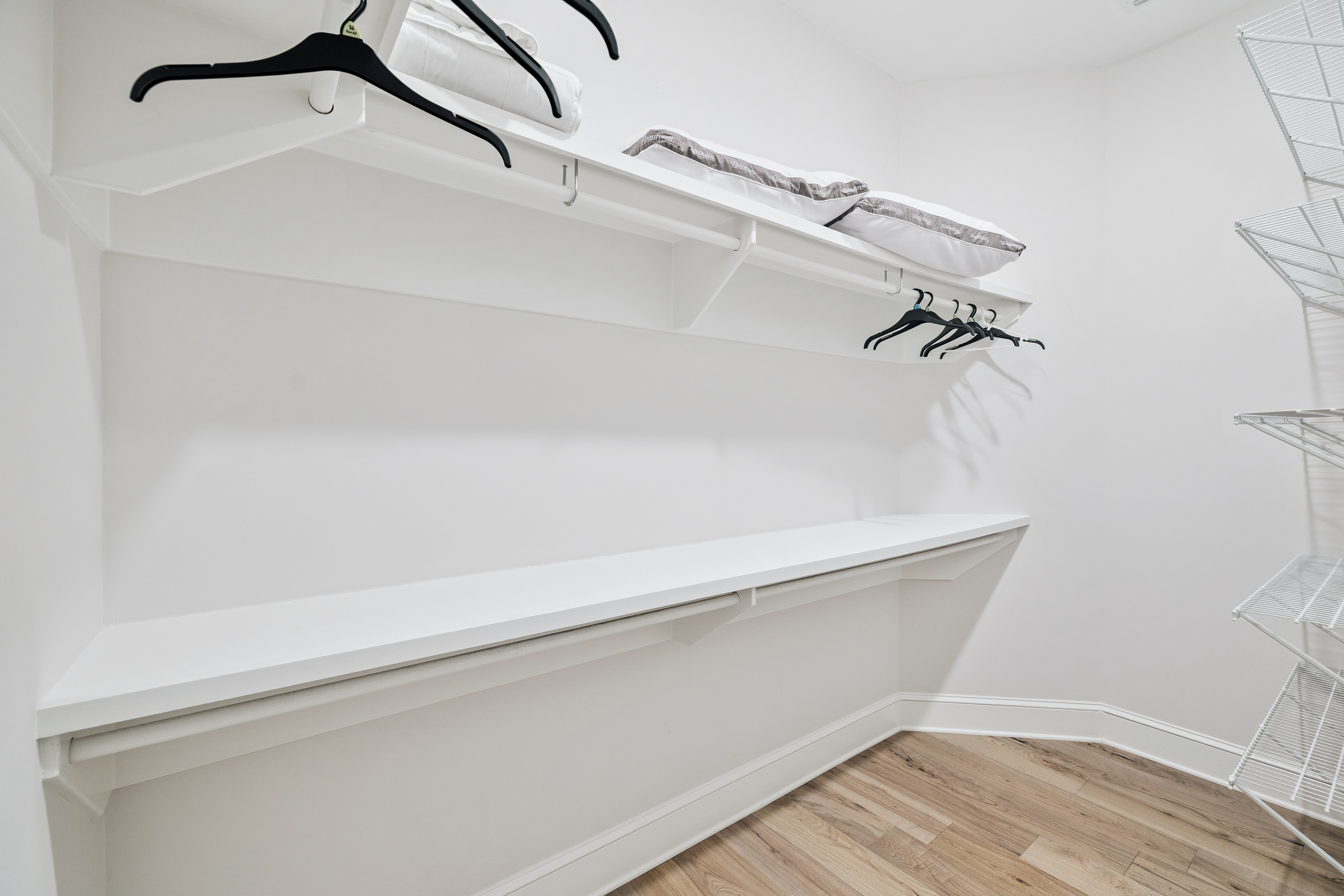  Spacious 3-Level Home With Elevator & Steps to Community Pool - 物件實景