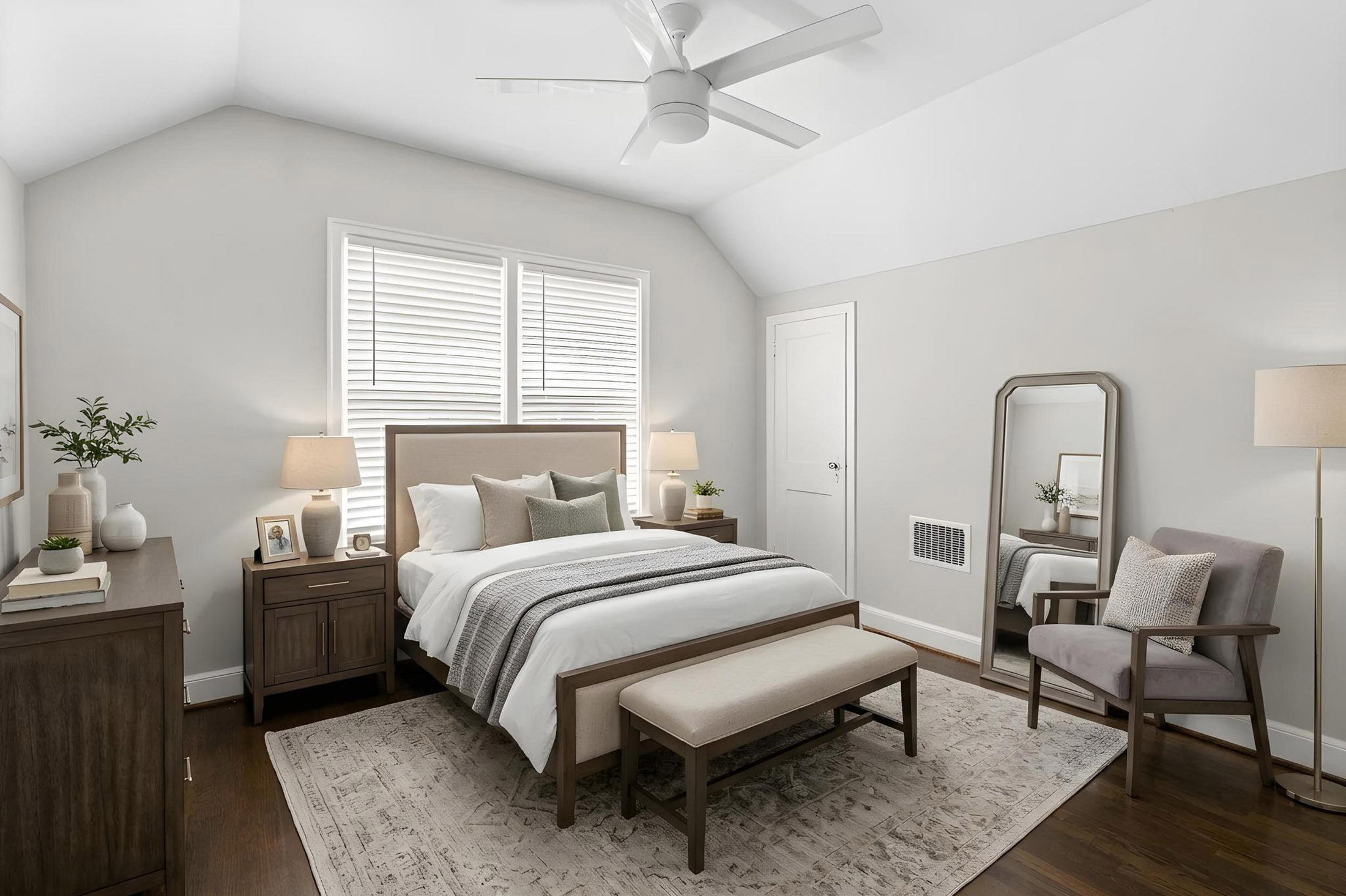  Move-in Ready Four Bedroom Home Offers Intown Convenience - 物件實景