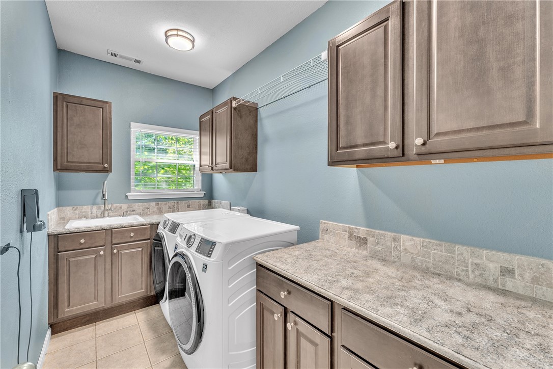 Bentonville, Arkansas, 72713, United States, 5 Bedrooms Bedrooms, ,3 BathroomsBathrooms,Residential,For Sale,1882390