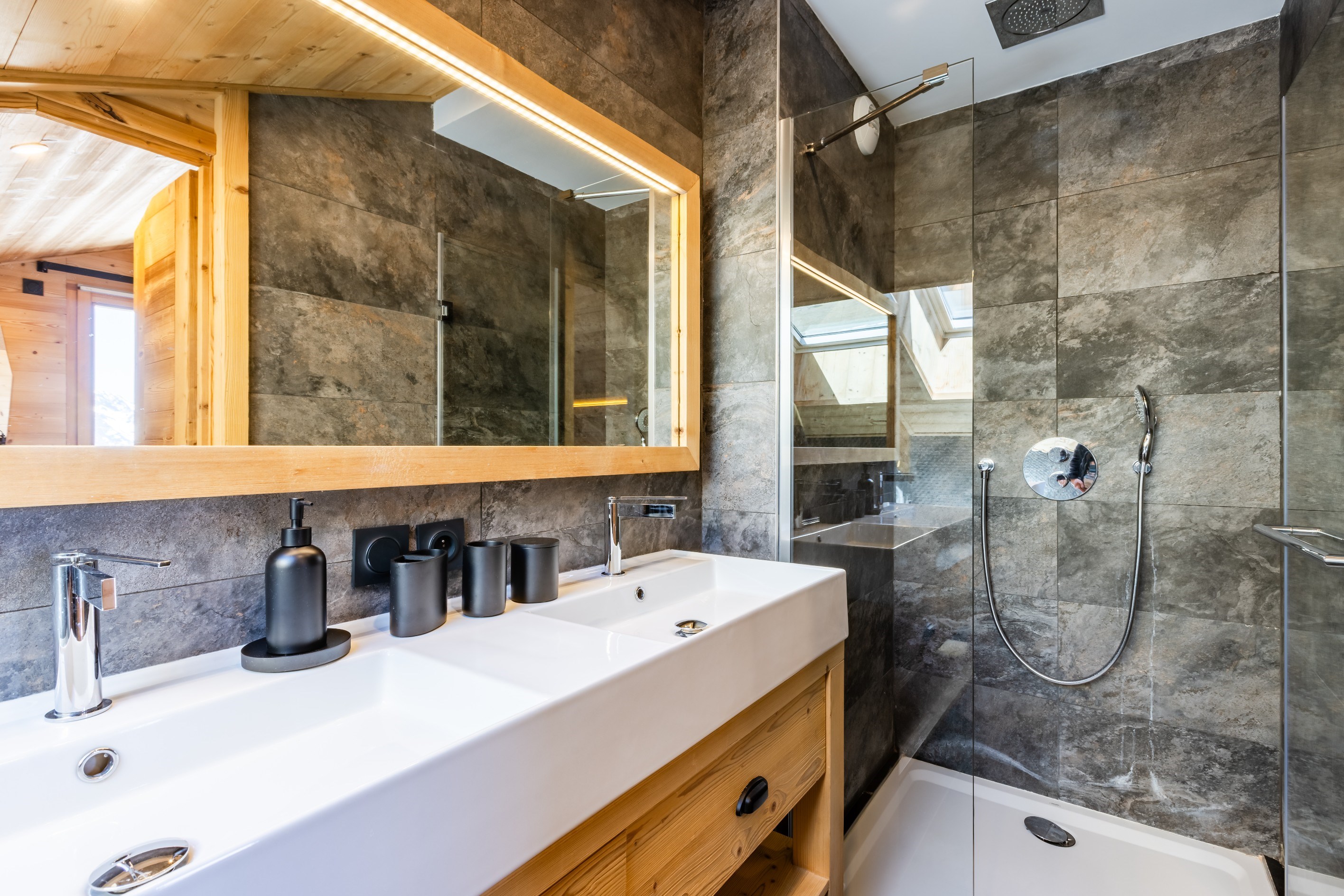  Chalet Rock - Right  at the foot of the slopes and in the heart of the Alpe d