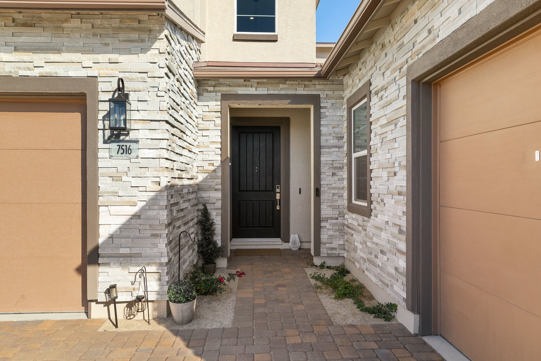  Multi-Gen Living. Mountain Views. A Backyard That