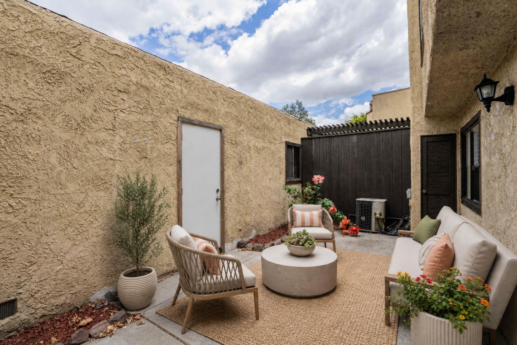  6746 Encino Avenue #2 - 物件實景