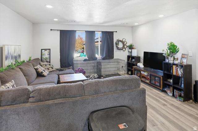 Layton, Utah, 84041, United States, 4 Bedrooms Bedrooms, ,4 BathroomsBathrooms,Residential,For Sale,1990217