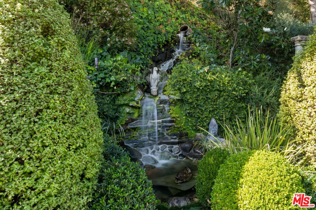 Los Angeles, California, 90049, United States, 4 Bedrooms Bedrooms, ,1 BathroomBathrooms,Residential,For Sale,1991602