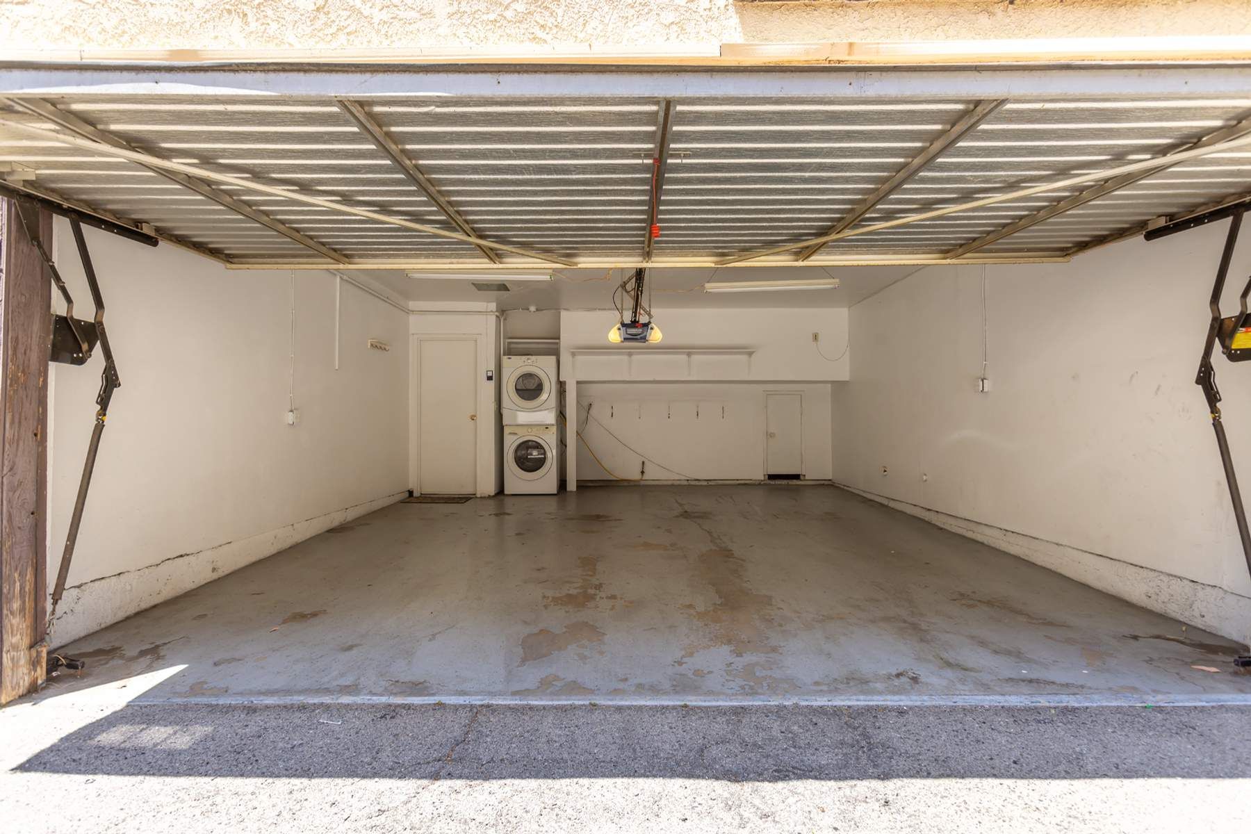  9131 Burnet Avenue, #5 - 物件實景