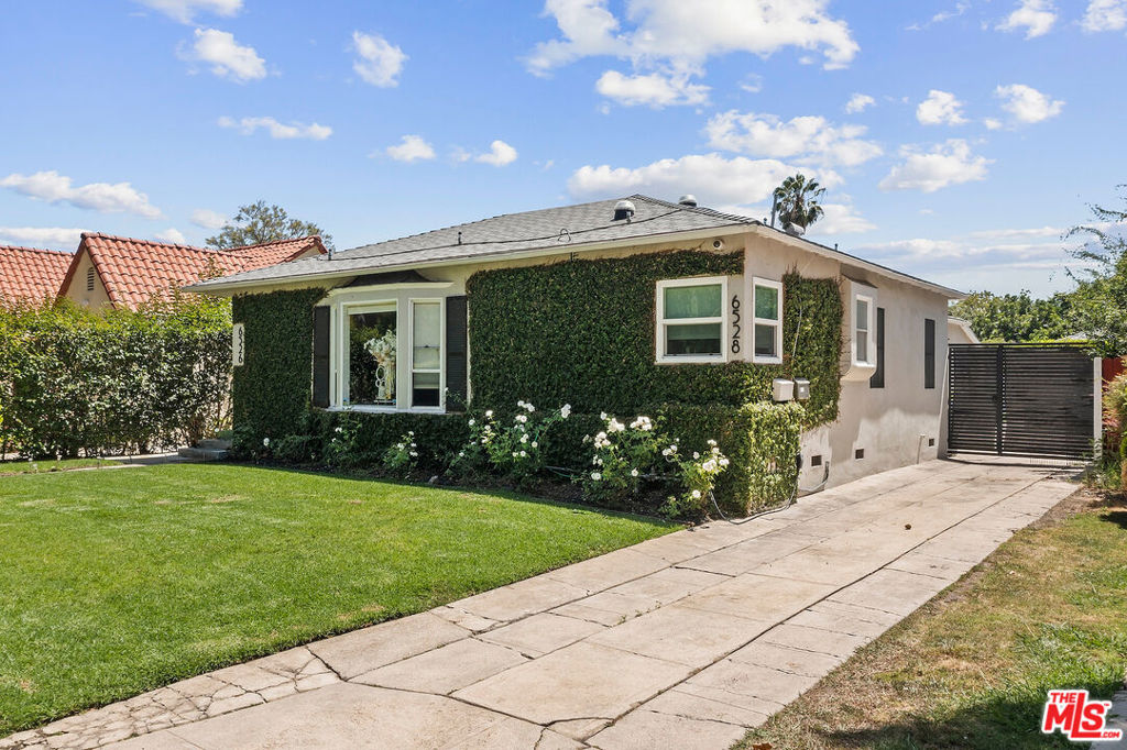 Los Angeles, California, 90048, United States, 3 Bedrooms Bedrooms, ,2 BathroomsBathrooms,Residential,For Sale,1919092