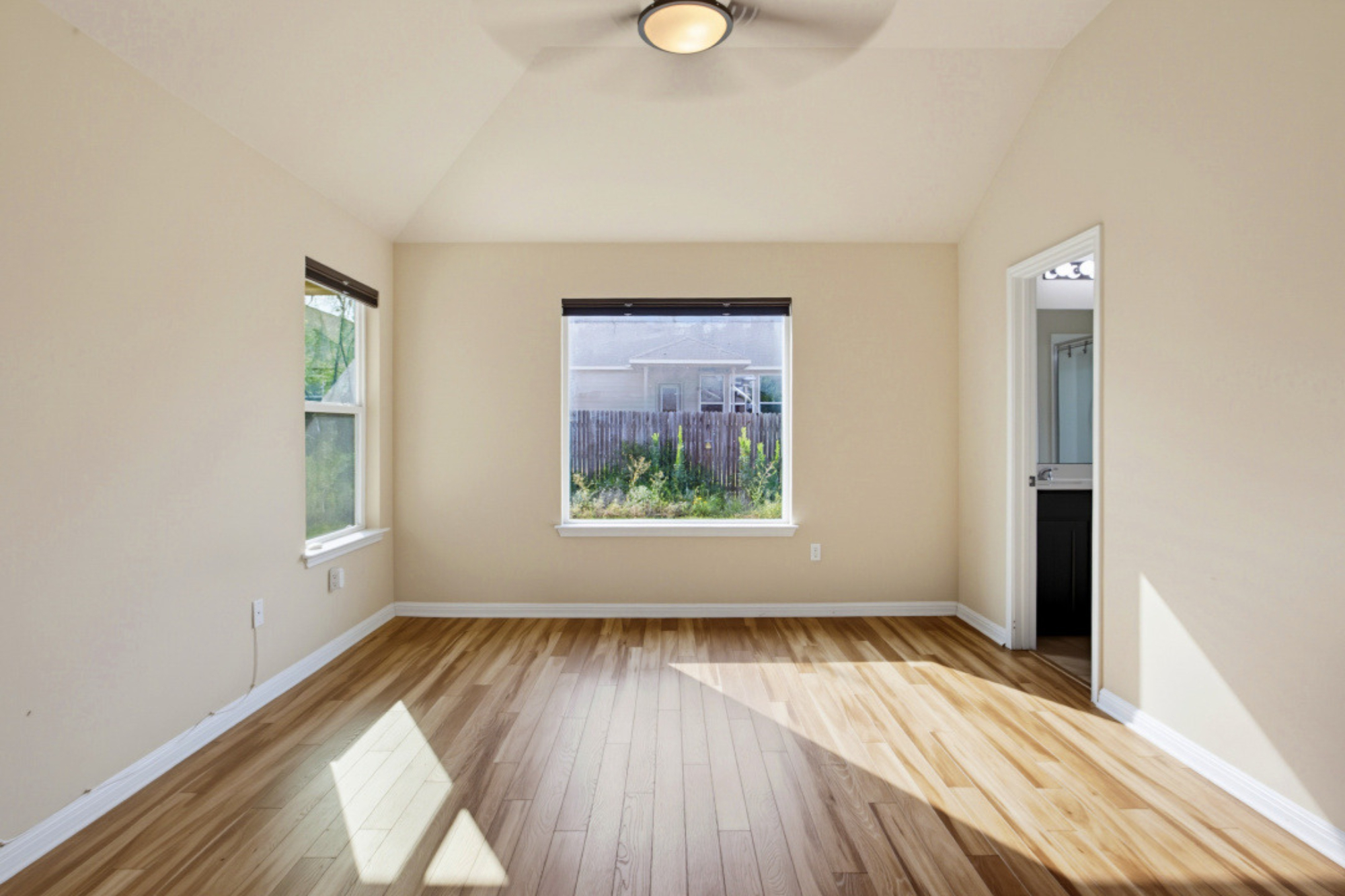  Move-In Ready & Meticulously Maintained in Fort Dessau - 物件實景