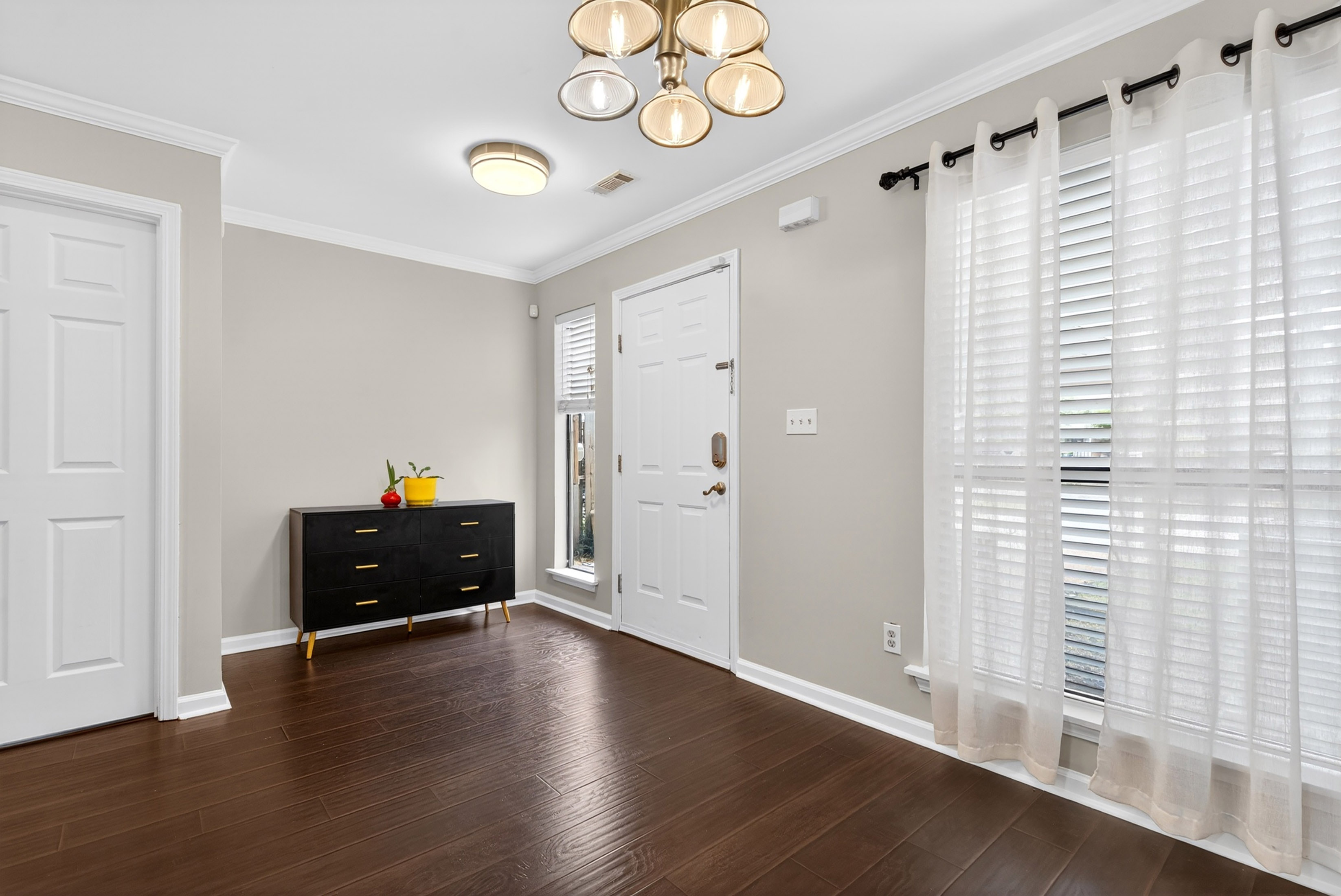  Townhouse-style Condo Offers Solid Value and Strong Upside Potential - 物件實景