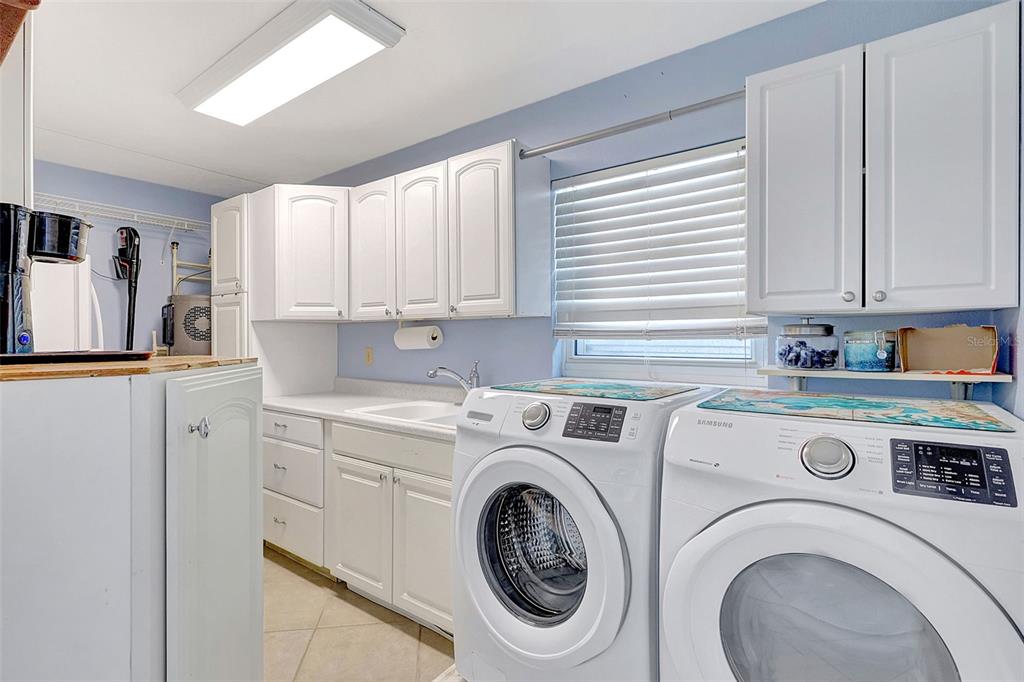 Bradenton, Florida, 34210, United States, 3 Bedrooms Bedrooms, ,3 BathroomsBathrooms,Residential,For Sale,1895487