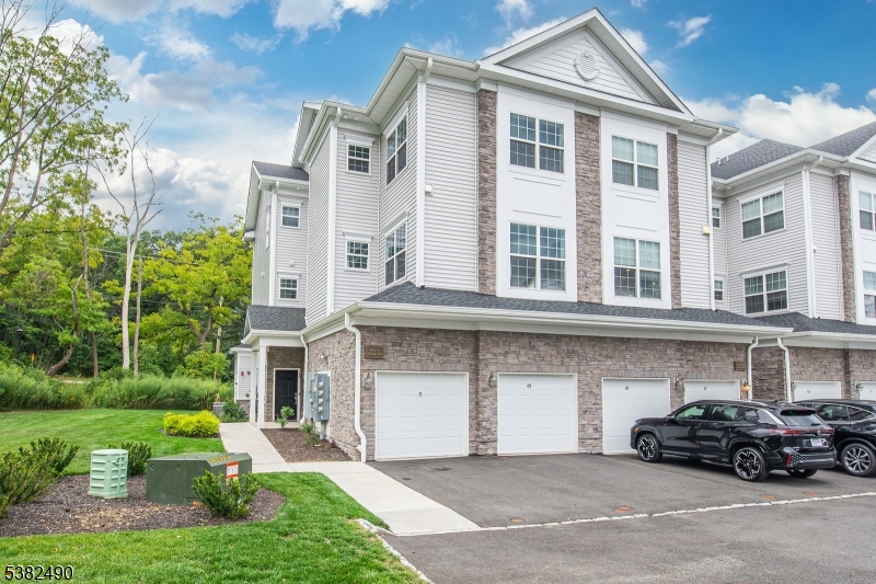 Morris Plains Boro, New Jersey, 07950, United States, 2 Bedrooms Bedrooms, ,3 BathroomsBathrooms,Residential,For Sale,1939204