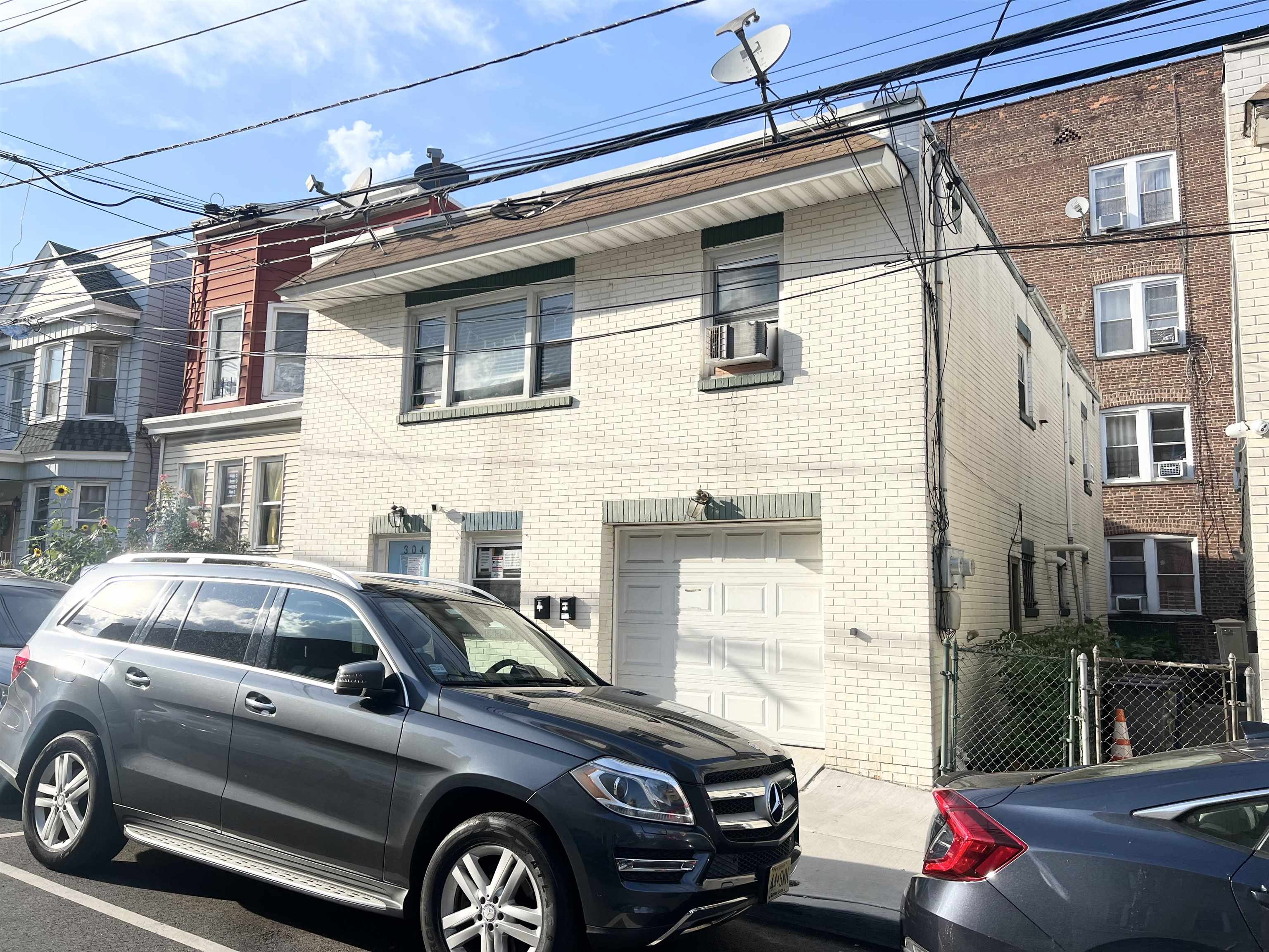 West New York, New Jersey, 07093, United States, 5 Bedrooms Bedrooms, ,2 BathroomsBathrooms,Residential,For Sale,1890881