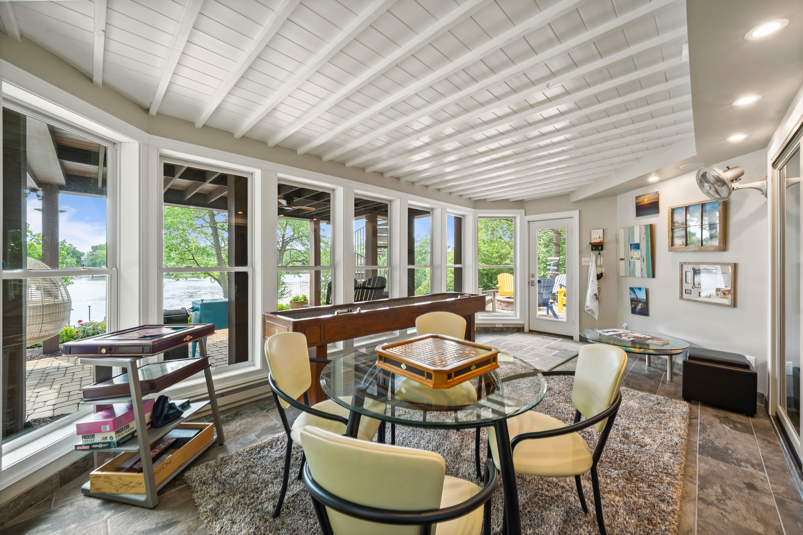  The Pinnacle of Luxury Living: 2.3-Acre Private Tichigan Lake Estate - 物件實景