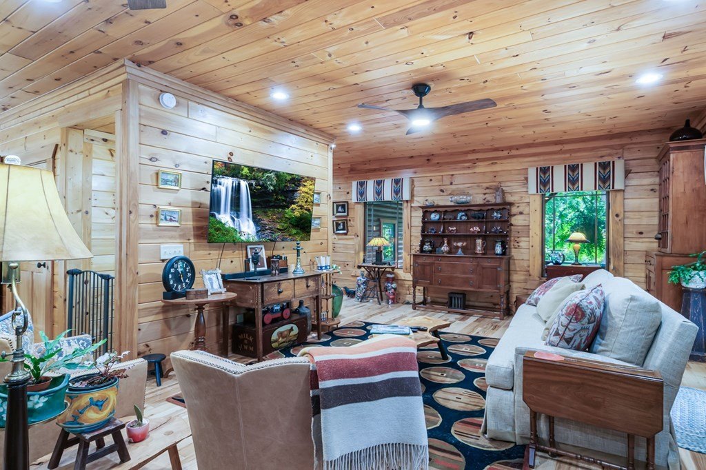 Hiawassee, Georgia, 30546, United States, 4 Bedrooms Bedrooms, ,4 BathroomsBathrooms,Residential,For Sale,1975098