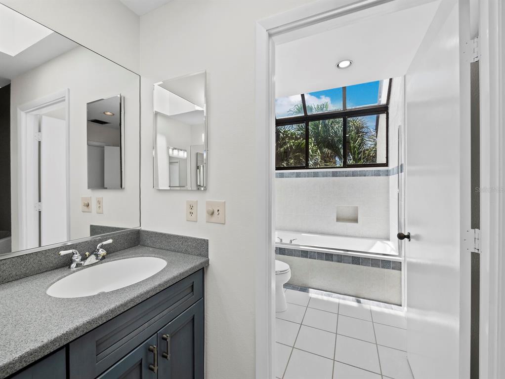 Longboat Key, Florida, 34228, United States, 2 Bedrooms Bedrooms, ,3 BathroomsBathrooms,Residential,For Sale,1942168