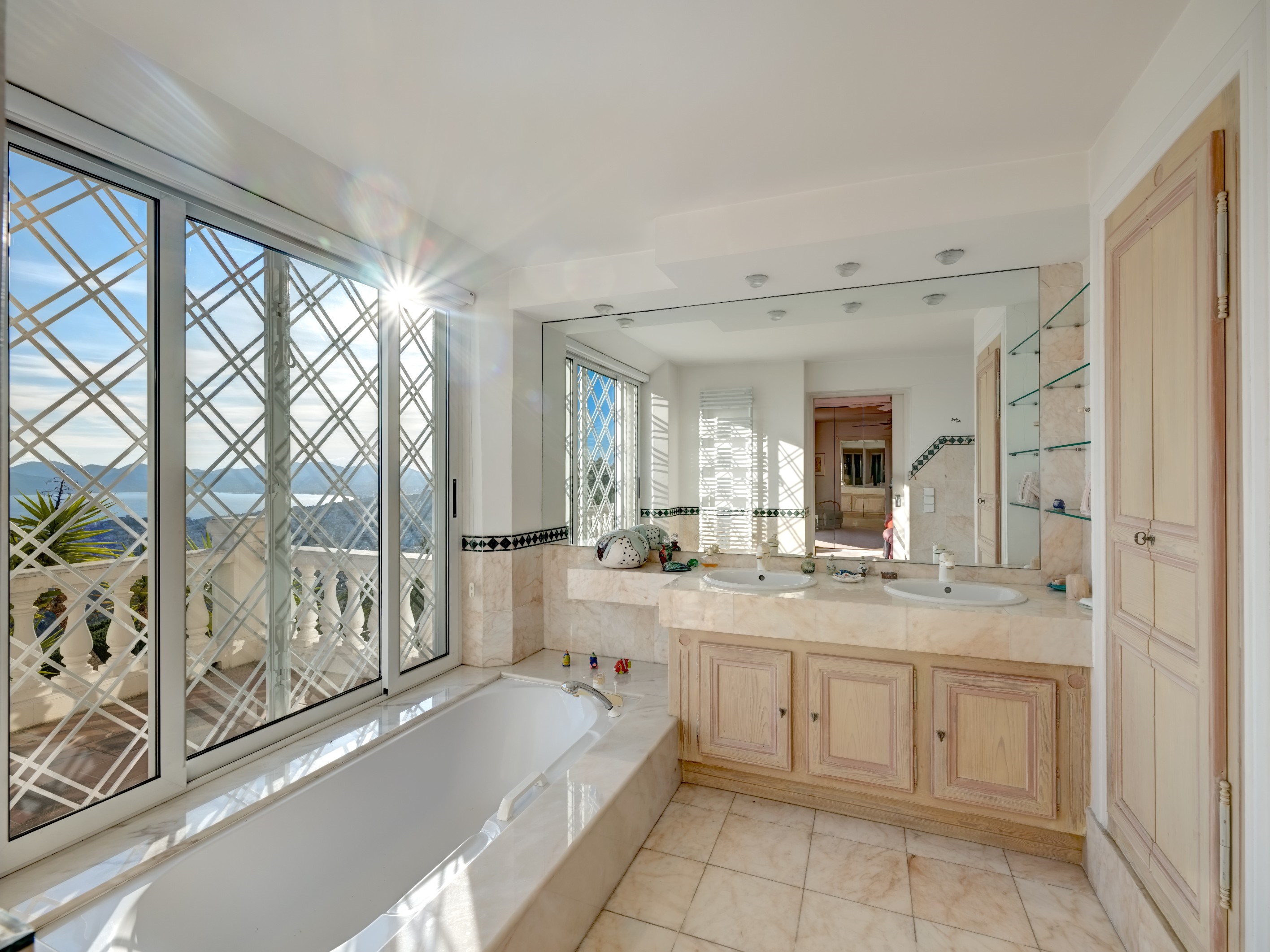  Cannes villa with panoramic sea views over the Bay and Lérins Islands in secure… - 物件實景