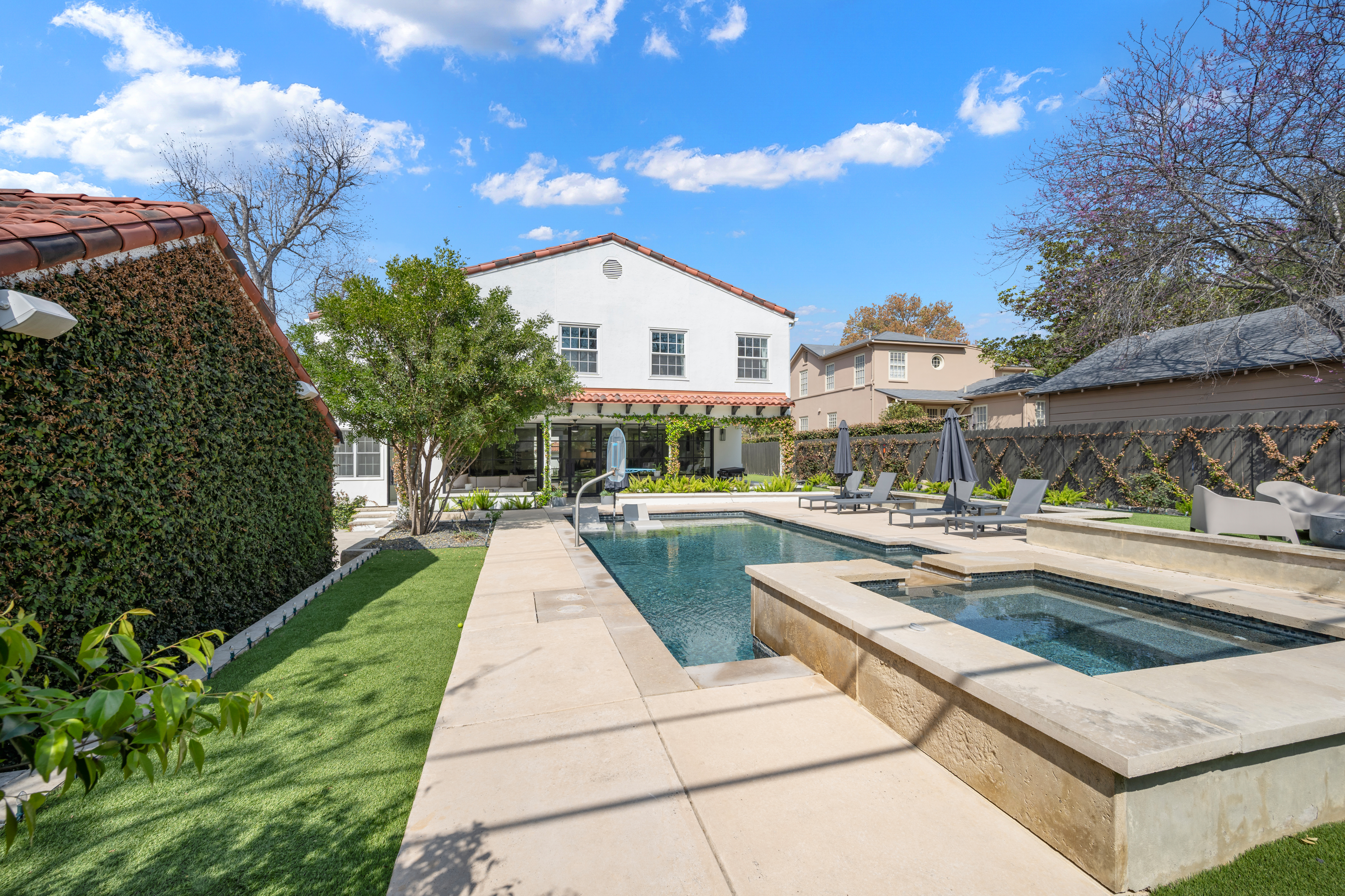  Designer Renovation + Pool Retreat in Terrell Hills - 物件實景