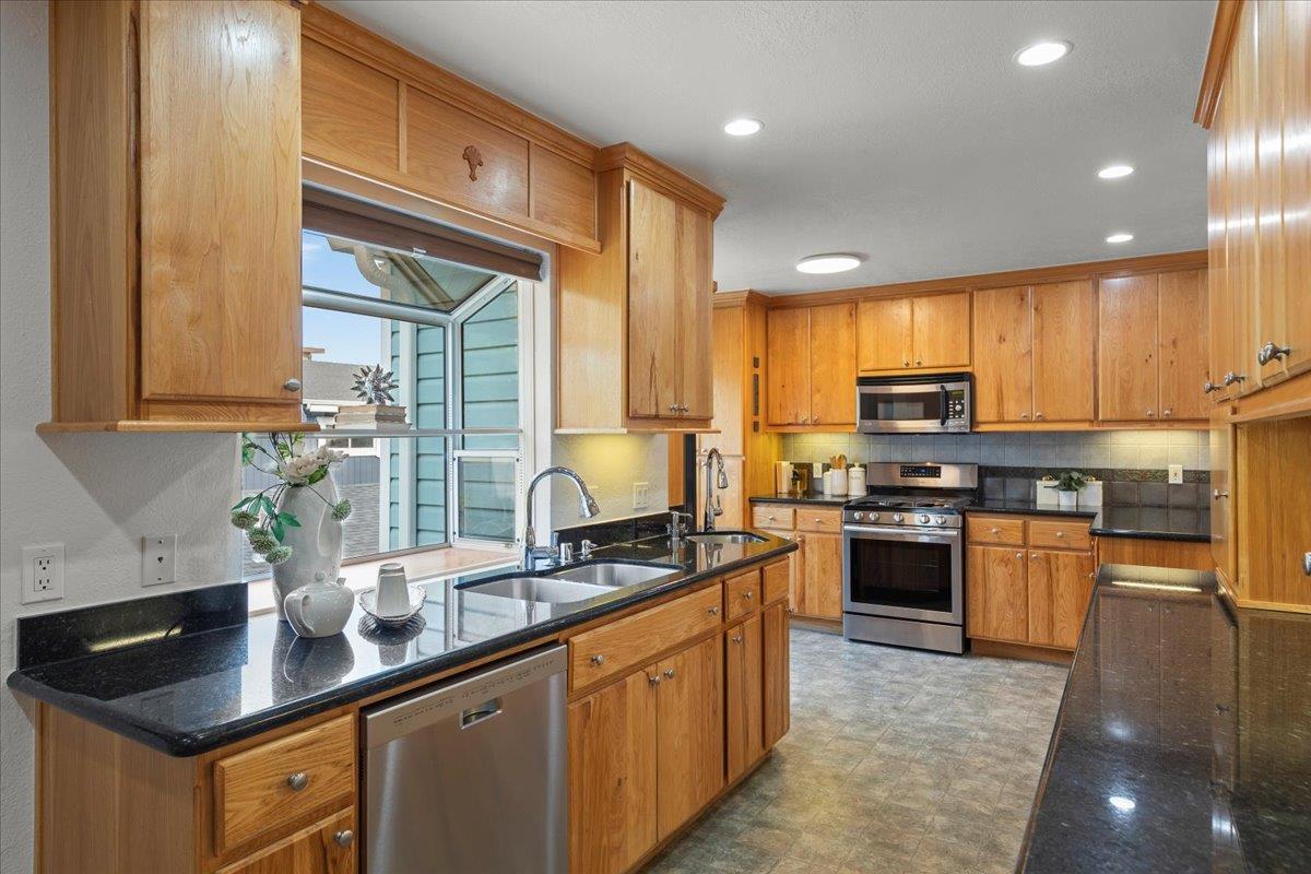 Castro Valley, California, 94546, United States, 4 Bedrooms Bedrooms, ,3 BathroomsBathrooms,Residential,For Sale,1989178