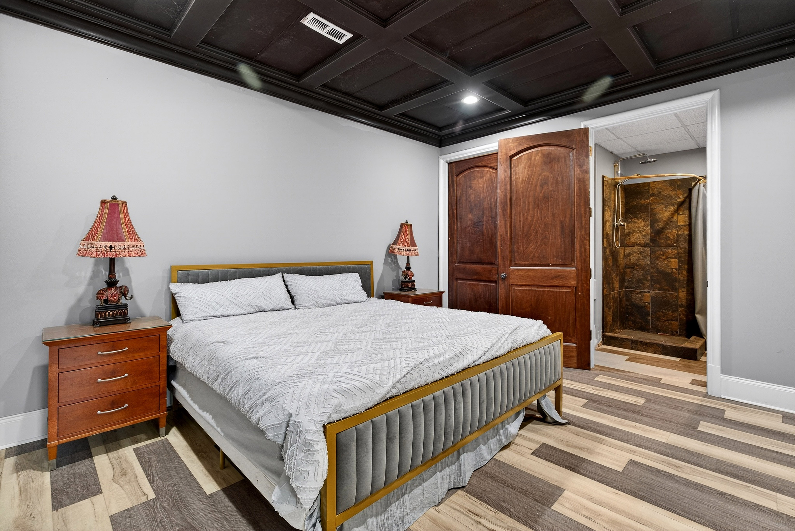  Secluded Sophistication on Over Six Acres with Winding Creek - 物件實景