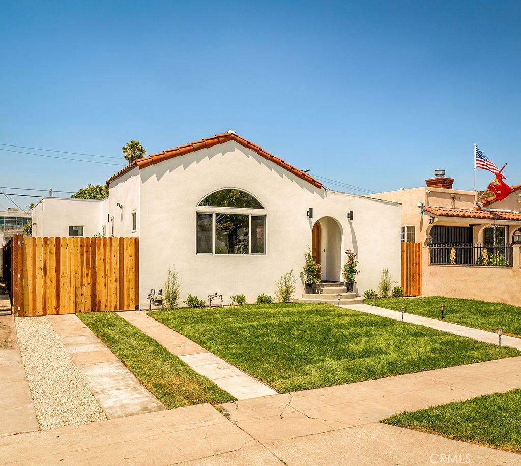 Los Angeles, California, 90018, United States, 3 Bedrooms Bedrooms, ,2 BathroomsBathrooms,Residential,For Sale,1905808